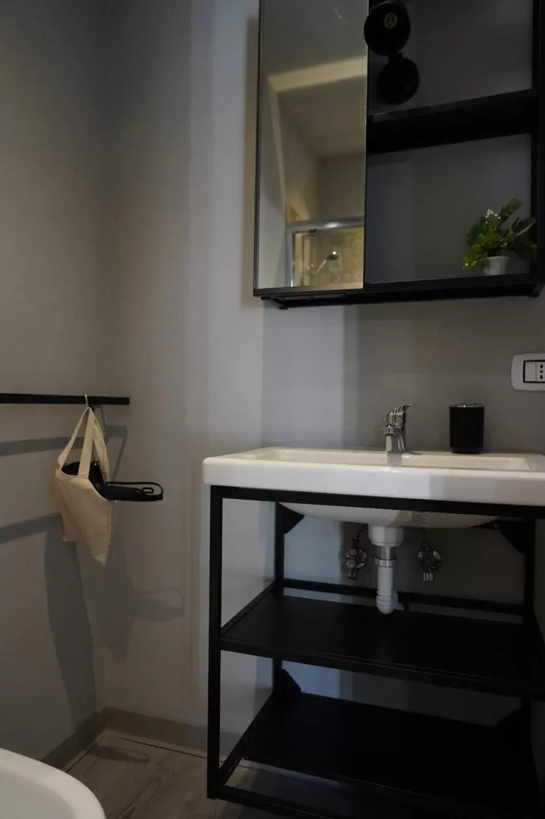 Double Room with Private Bathroom in 4ROOMS b&b - HOLIDAY HOME Double Room with Private Bathroom in 4ROOMS b&b - HOLIDAY HOME