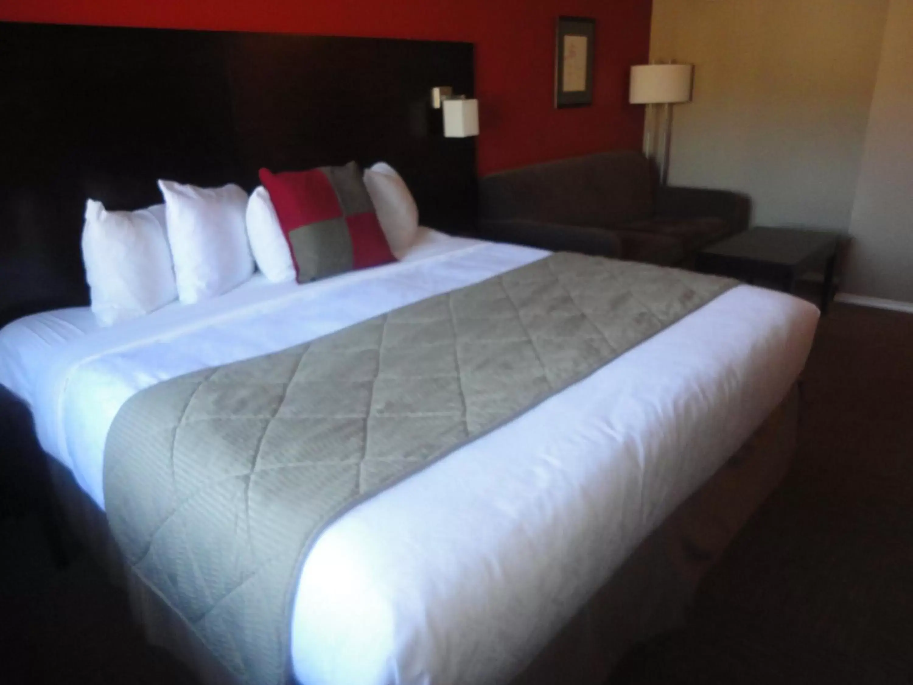 Deluxe King Room - Non-Smoking in Super 8 by Wyndham West Kelowna BC Deluxe King Room - Non-Smoking in Super 8 by Wyndham West Kelowna BC