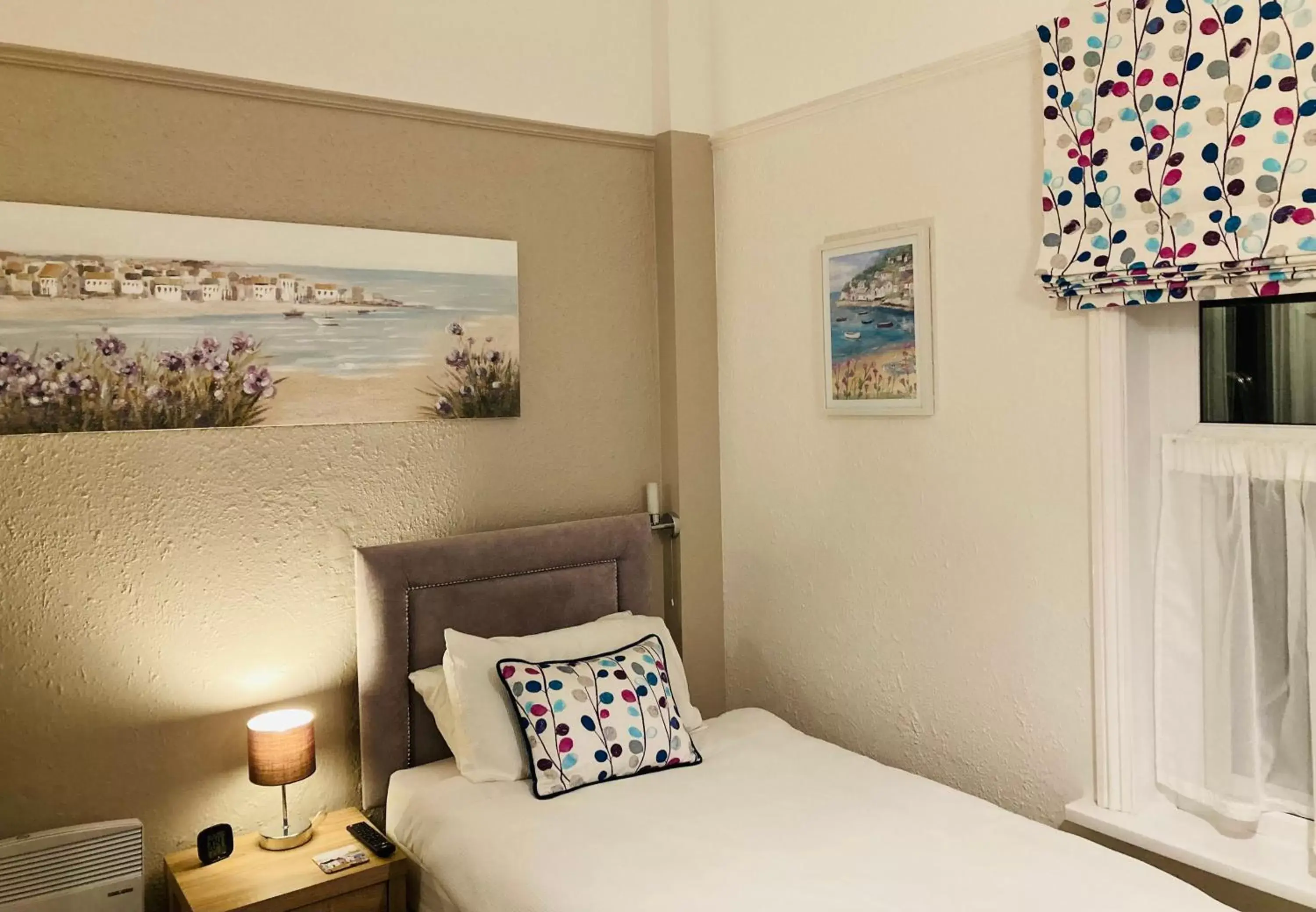 Single Room with Private Bathroom - single occupancy in The Wentworth Guest House Single Room with Private Bathroom - single occupancy in The Wentworth Guest House