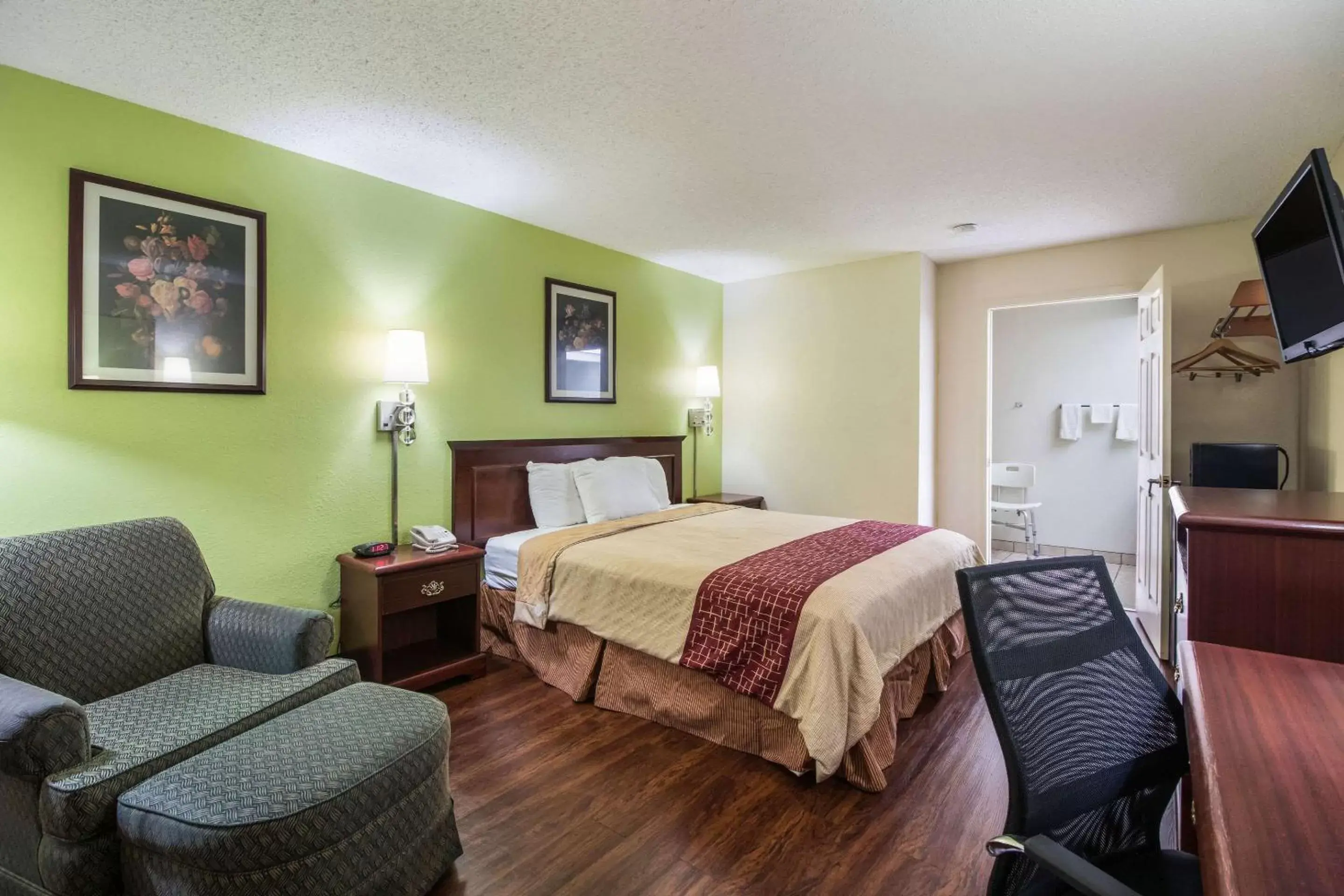 King Room - Accessible/Non-Smoking in Rodeway Inn Bolivar King Room - Accessible/Non-Smoking in Rodeway Inn Bolivar