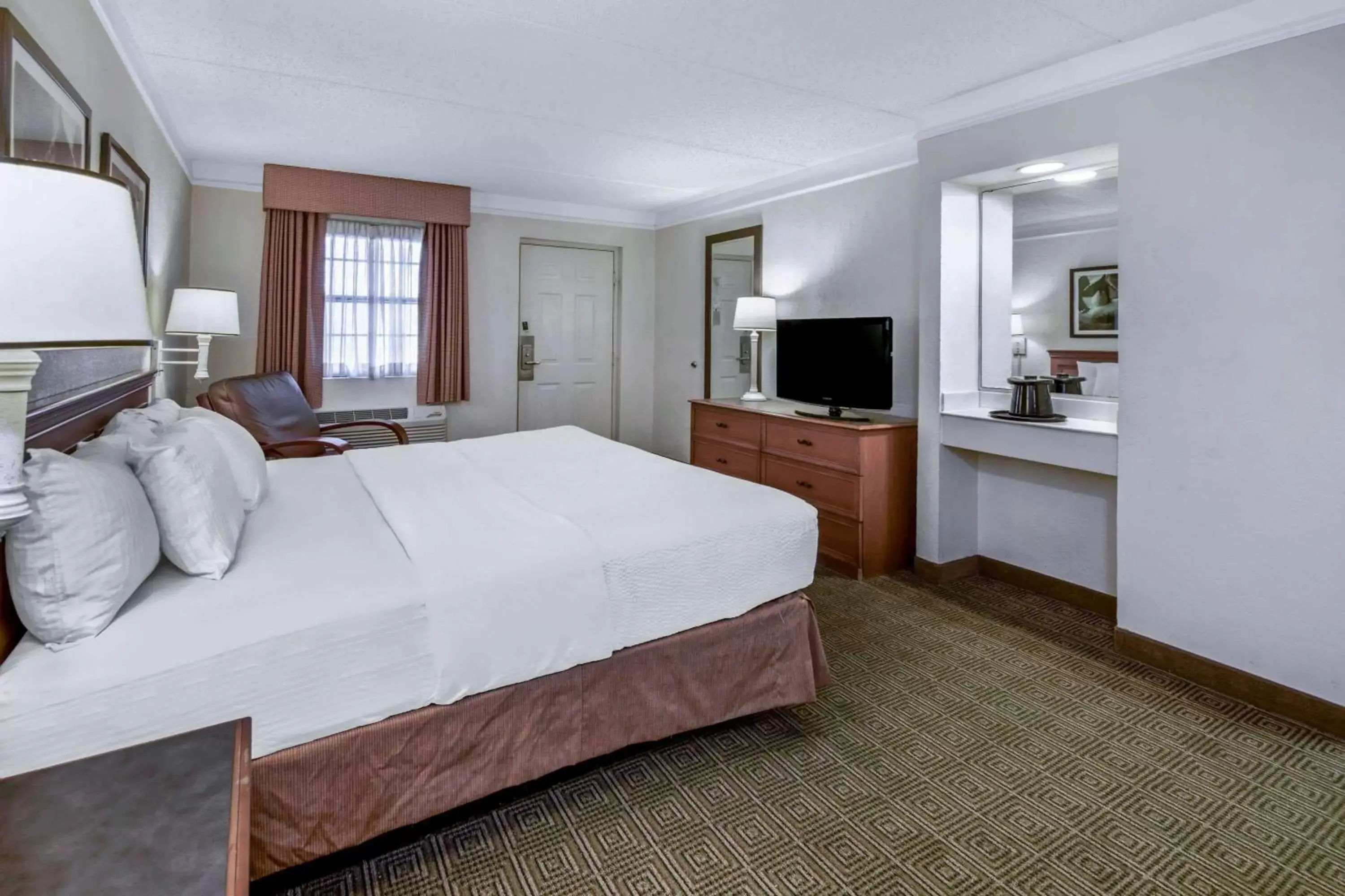 Deluxe King Room with Roll-In Shower - Mobility Accessible/Non-Smoking in La Quinta Inn by Wyndham San Antonio I-35 N at Rittiman Rd Deluxe King Room with Roll-In Shower - Mobility Accessible/Non-Smoking in La Quinta Inn by Wyndham San Antonio I-35 N at Rittiman Rd