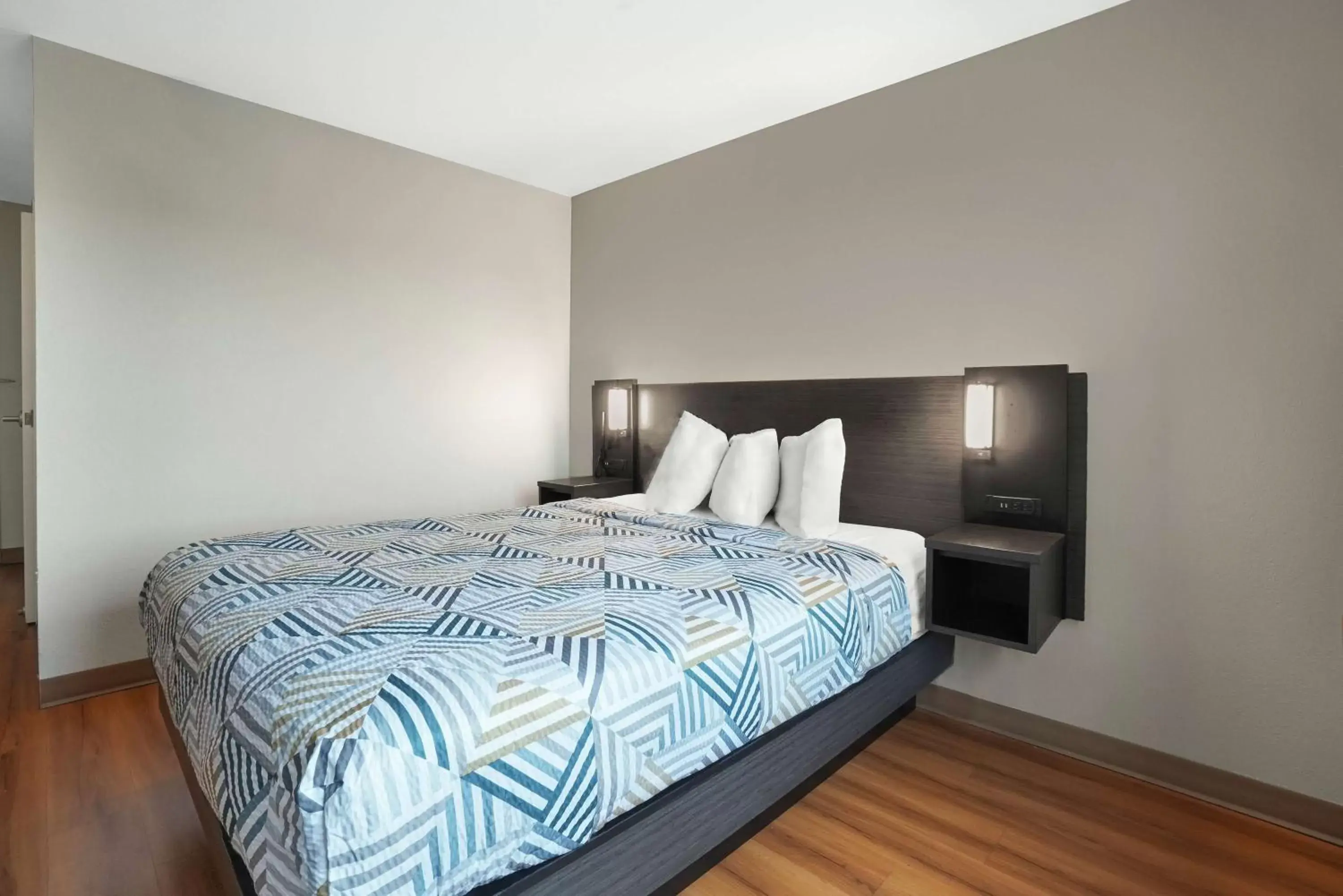 Deluxe Queen Room - Smoking in Motel 6-Montgomery, AL - Airport Deluxe Queen Room - Smoking in Motel 6-Montgomery, AL - Airport