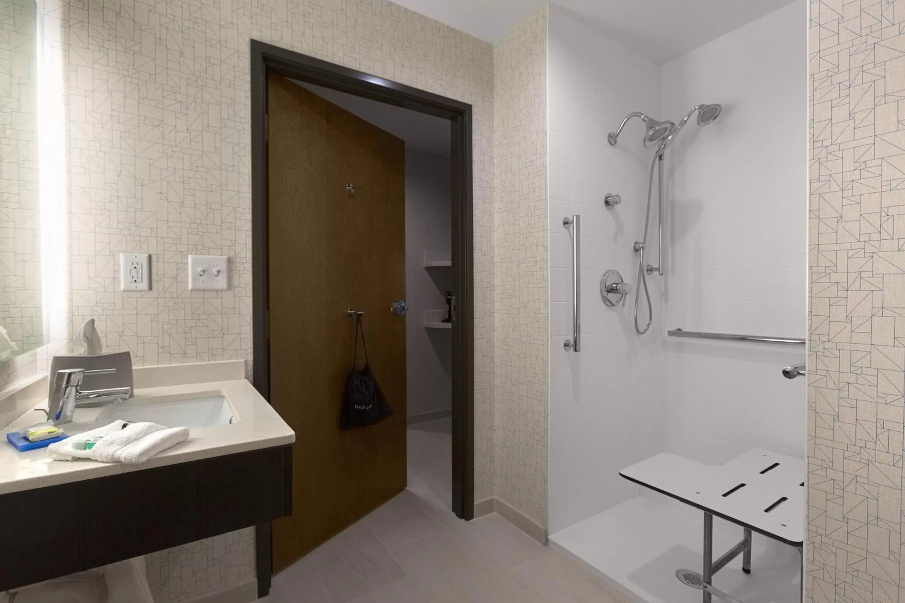 Deluxe King Room - Mobility Access Roll in Shower/Non-Smoking in Holiday Inn Express - Lake Park by IHG Deluxe King Room - Mobility Access Roll in Shower/Non-Smoking in Holiday Inn Express - Lake Park by IHG