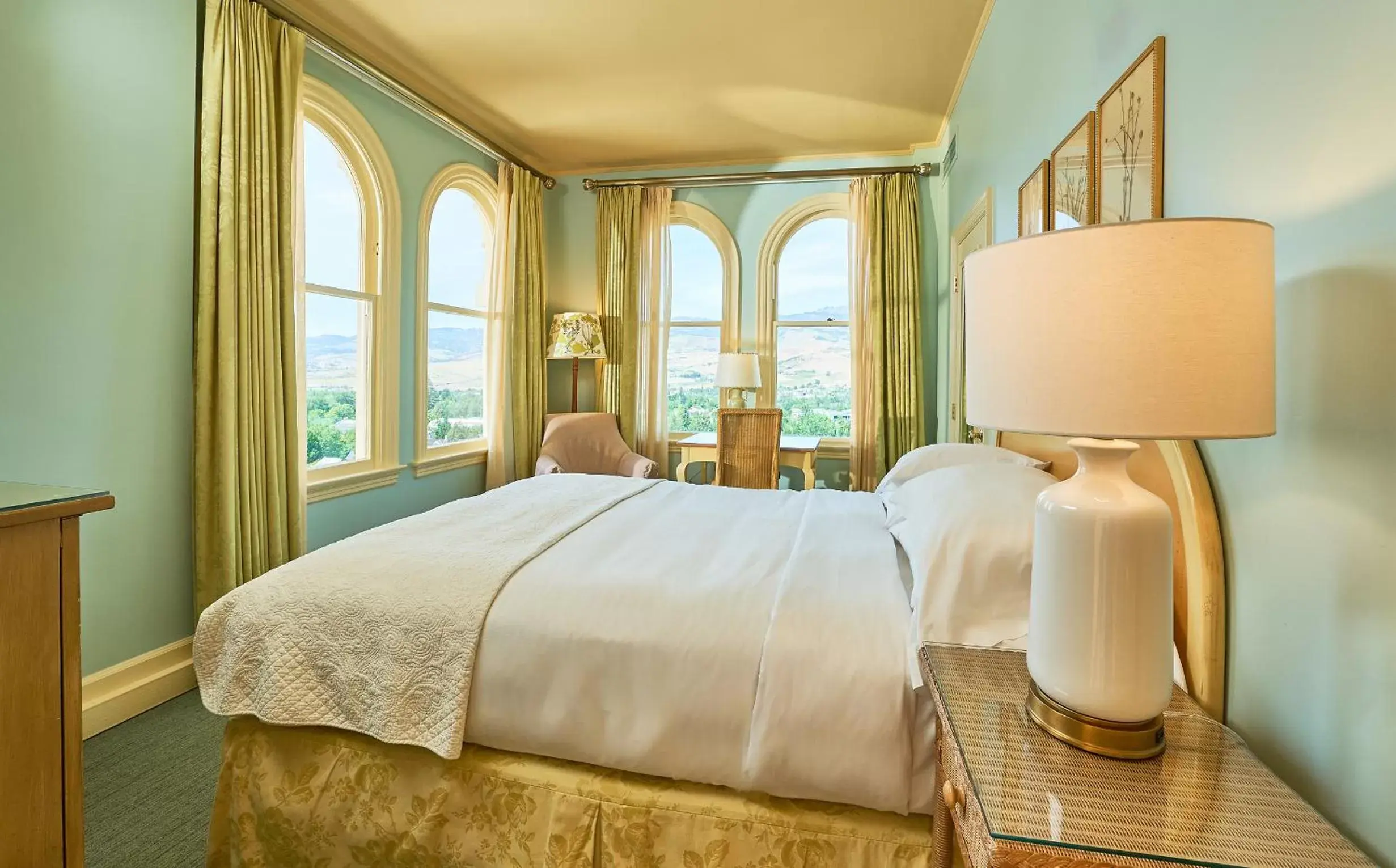 Deluxe Queen Room in Ashland Springs Hotel Deluxe Queen Room in Ashland Springs Hotel