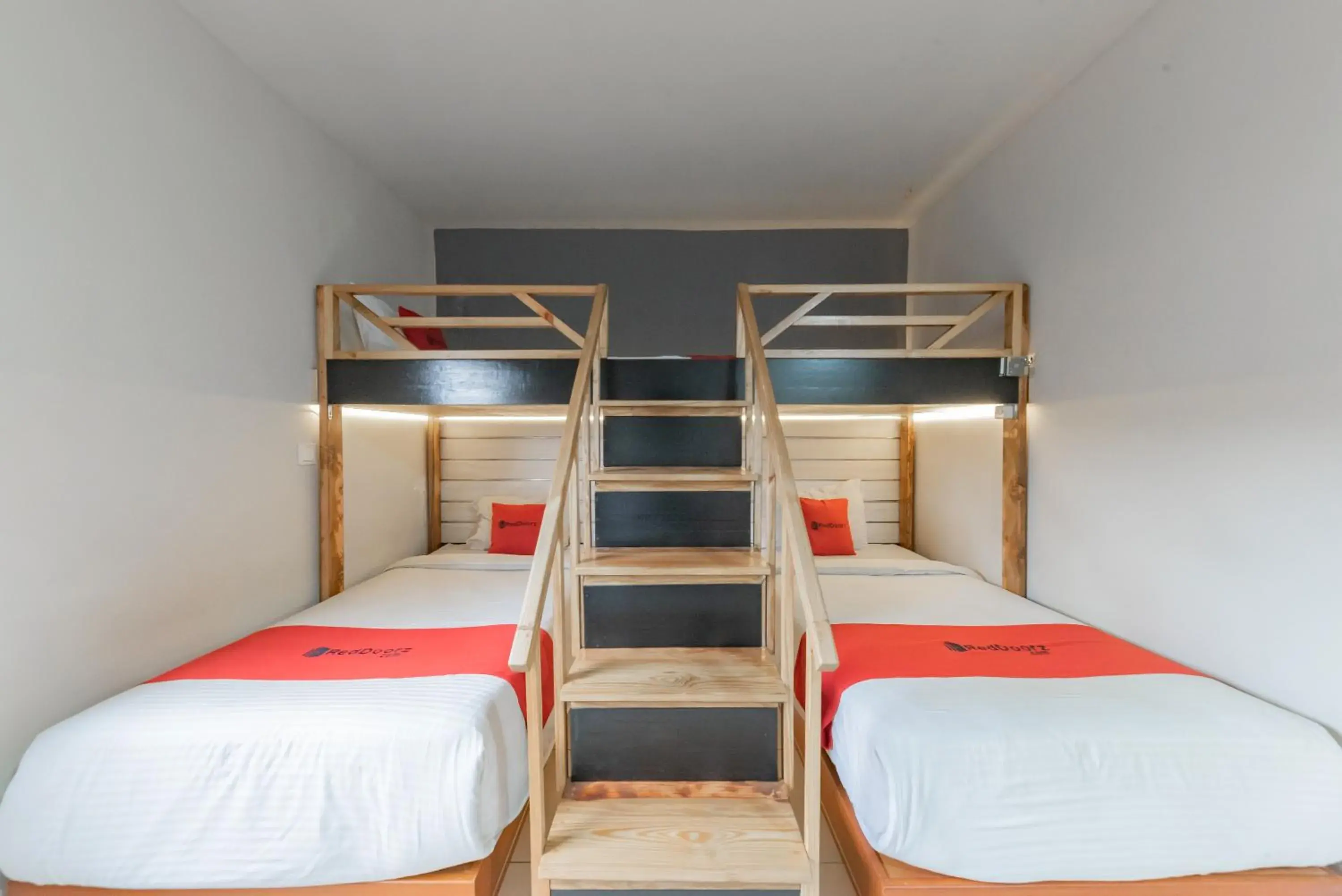 Family Room in RedDoorz Plus near Asia Afrika 3 Family Room in RedDoorz Plus near Asia Afrika 3