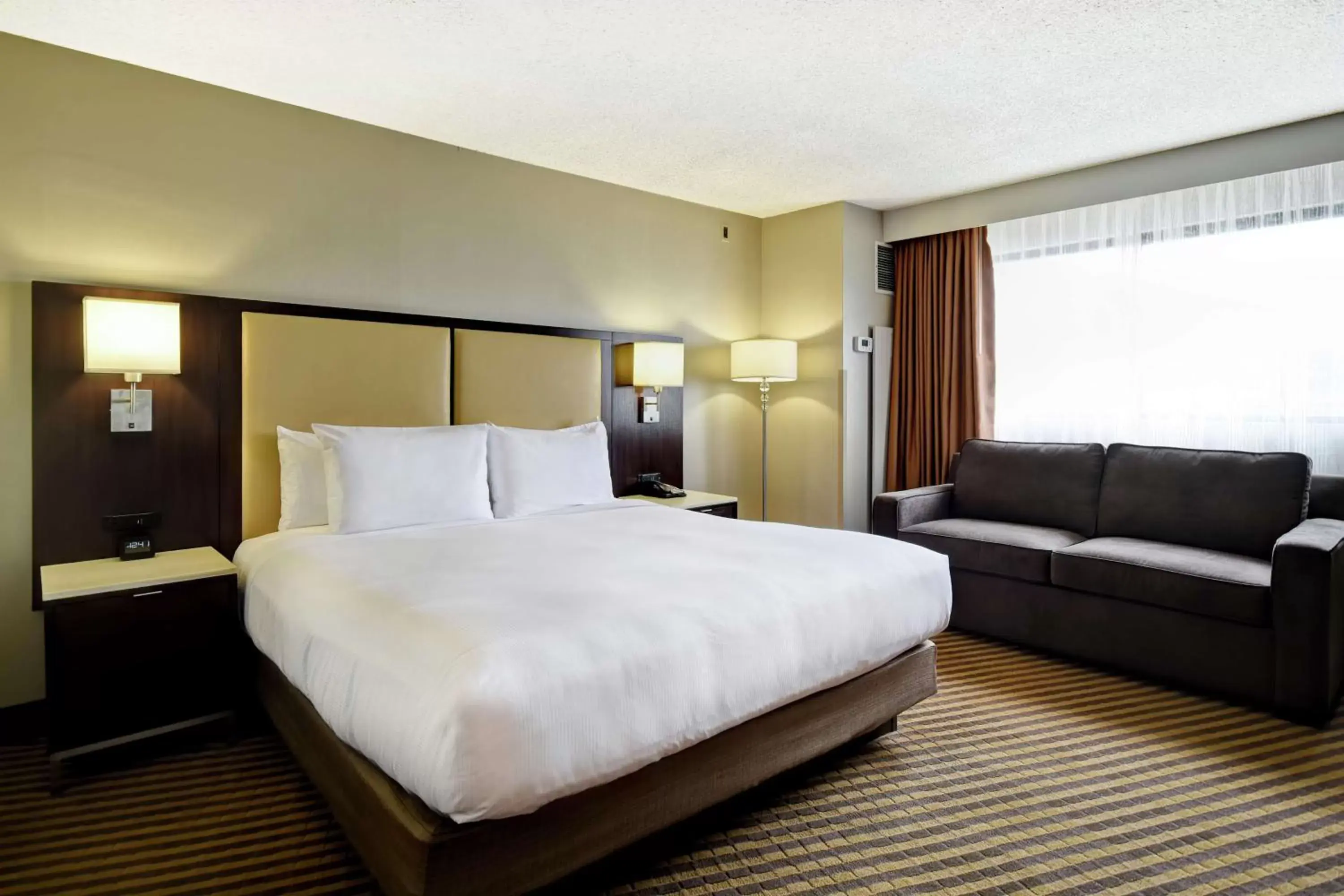 Corner King Room with Sofa Bed in DoubleTree by Hilton Pleasanton at The Club Corner King Room with Sofa Bed in DoubleTree by Hilton Pleasanton at The Club