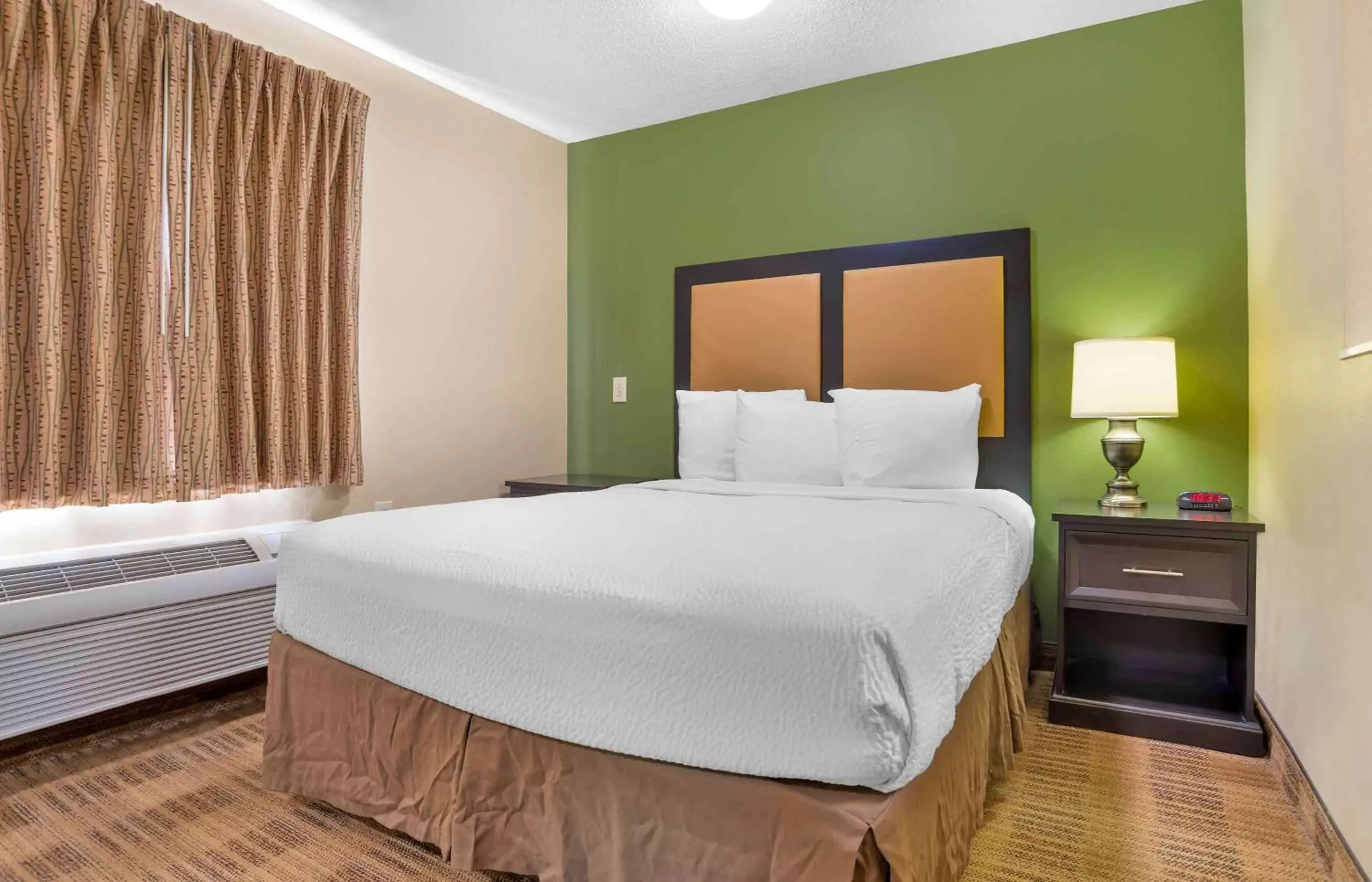 Deluxe Studio with 1 Queen Bed - Non-Smoking in Extended Stay America Select Suites - Birmingham - Inverness Deluxe Studio with 1 Queen Bed - Non-Smoking in Extended Stay America Select Suites - Birmingham - Inverness