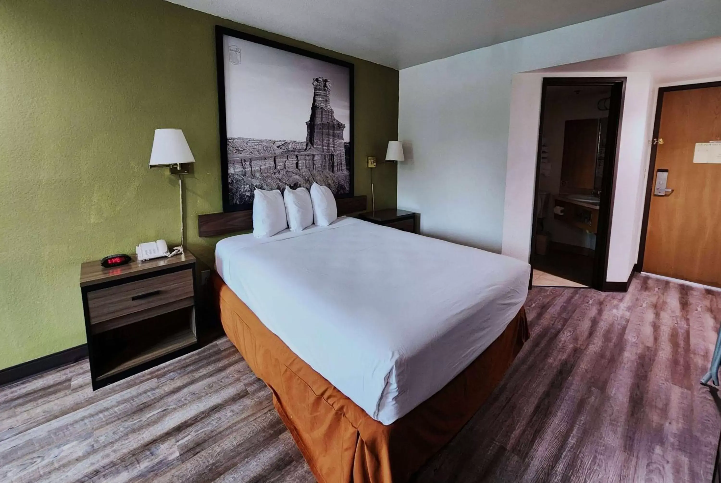 Queen Room with Bath Tub - Mobility/Hearing Accessible - Non-Smoking in Super 8 by Wyndham Austin North/University Area Queen Room with Bath Tub - Mobility/Hearing Accessible - Non-Smoking in Super 8 by Wyndham Austin North/University Area