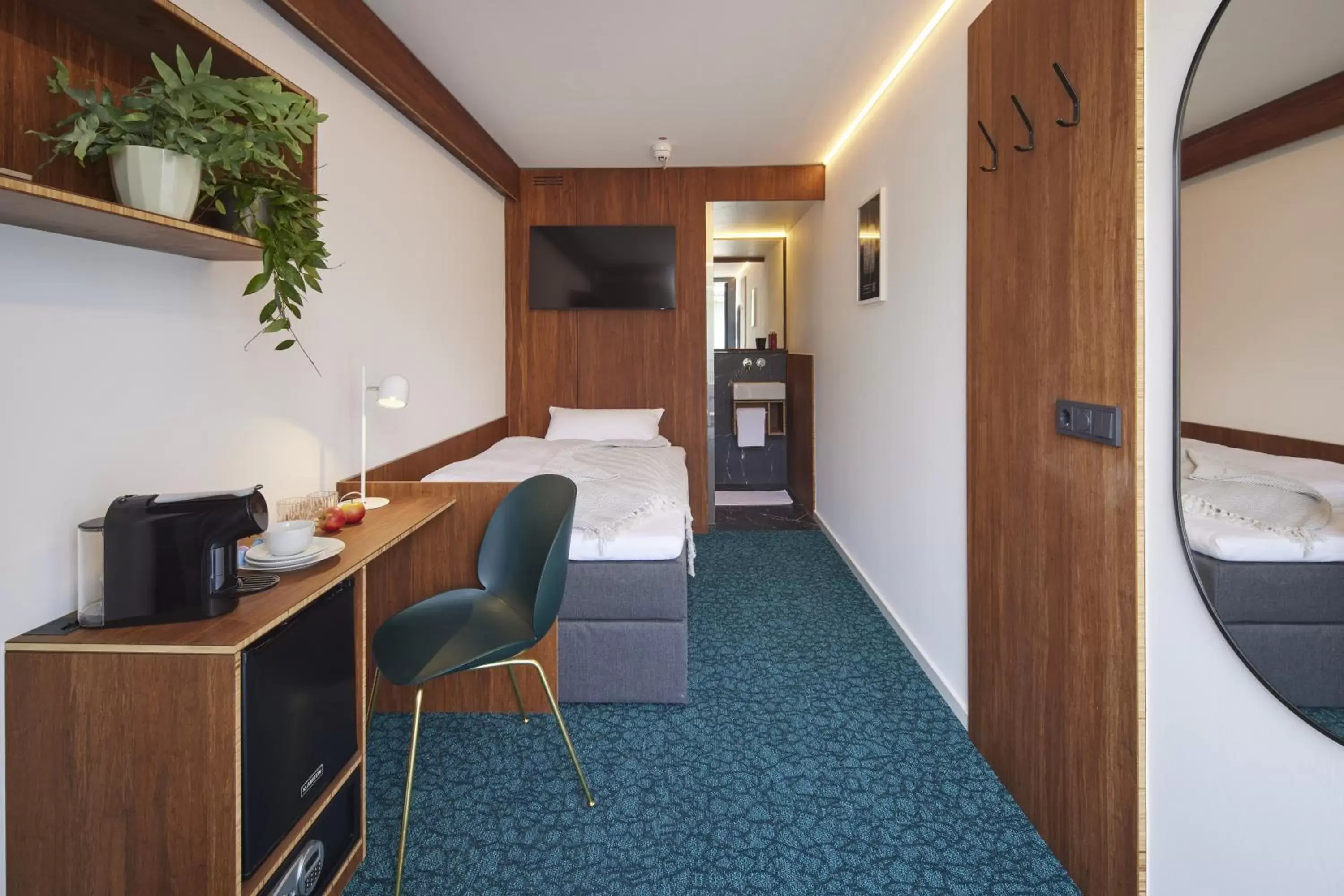 Superior Single Room - single occupancy in TIN INN Montabaur l einfach gut - Das Hotel aus hochwertig ausgebauten Überseecontainern Superior Single Room - single occupancy in TIN INN Montabaur l einfach gut - Das Hotel aus hochwertig ausgebauten Überseecontainern