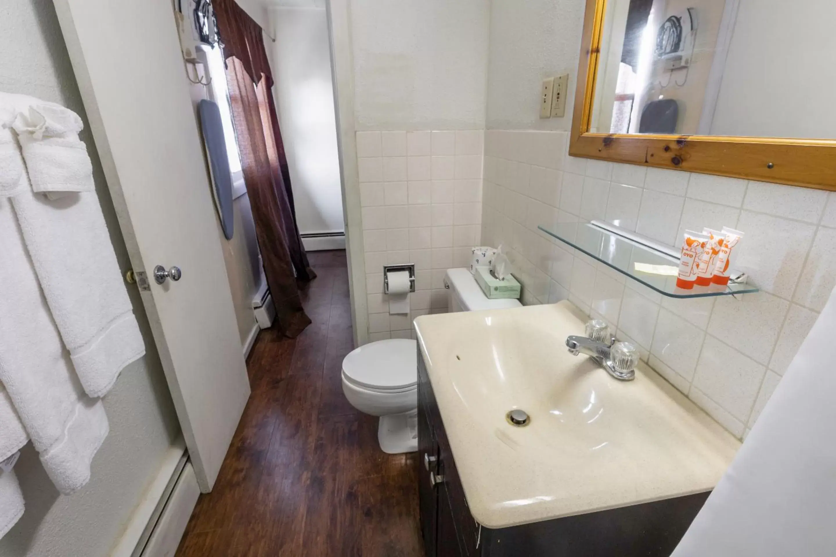 2 Queen beds and 1 single bed in Buena Vista Inn Motel 2 Queen beds and 1 single bed in Buena Vista Inn Motel