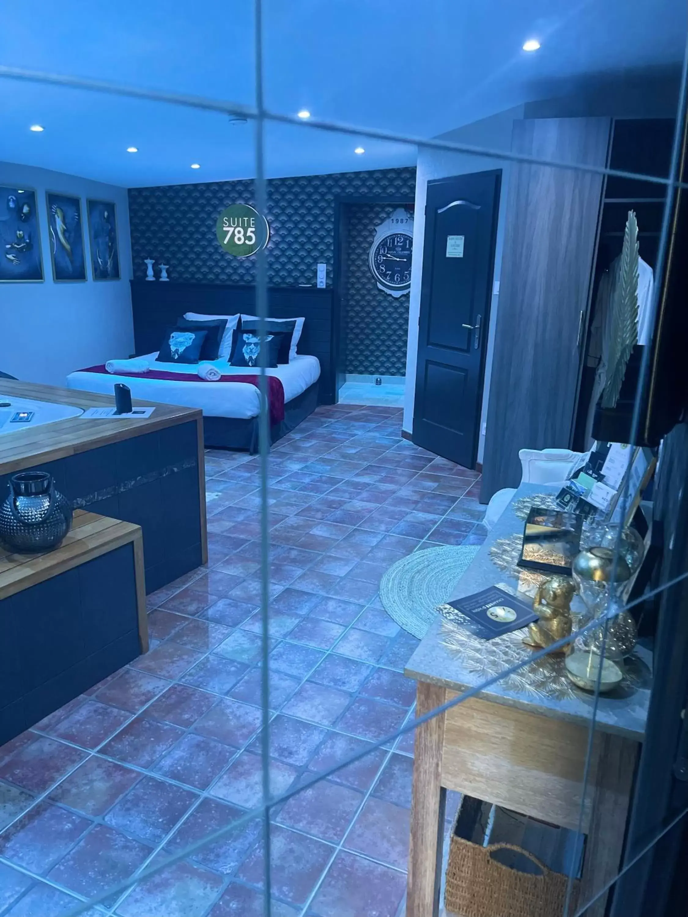 Photo of the whole room in SUITE 785 Chambre d hôtes Jacuzzi Cave indépendante Photo of the whole room in SUITE 785 Chambre d hôtes Jacuzzi Cave indépendante