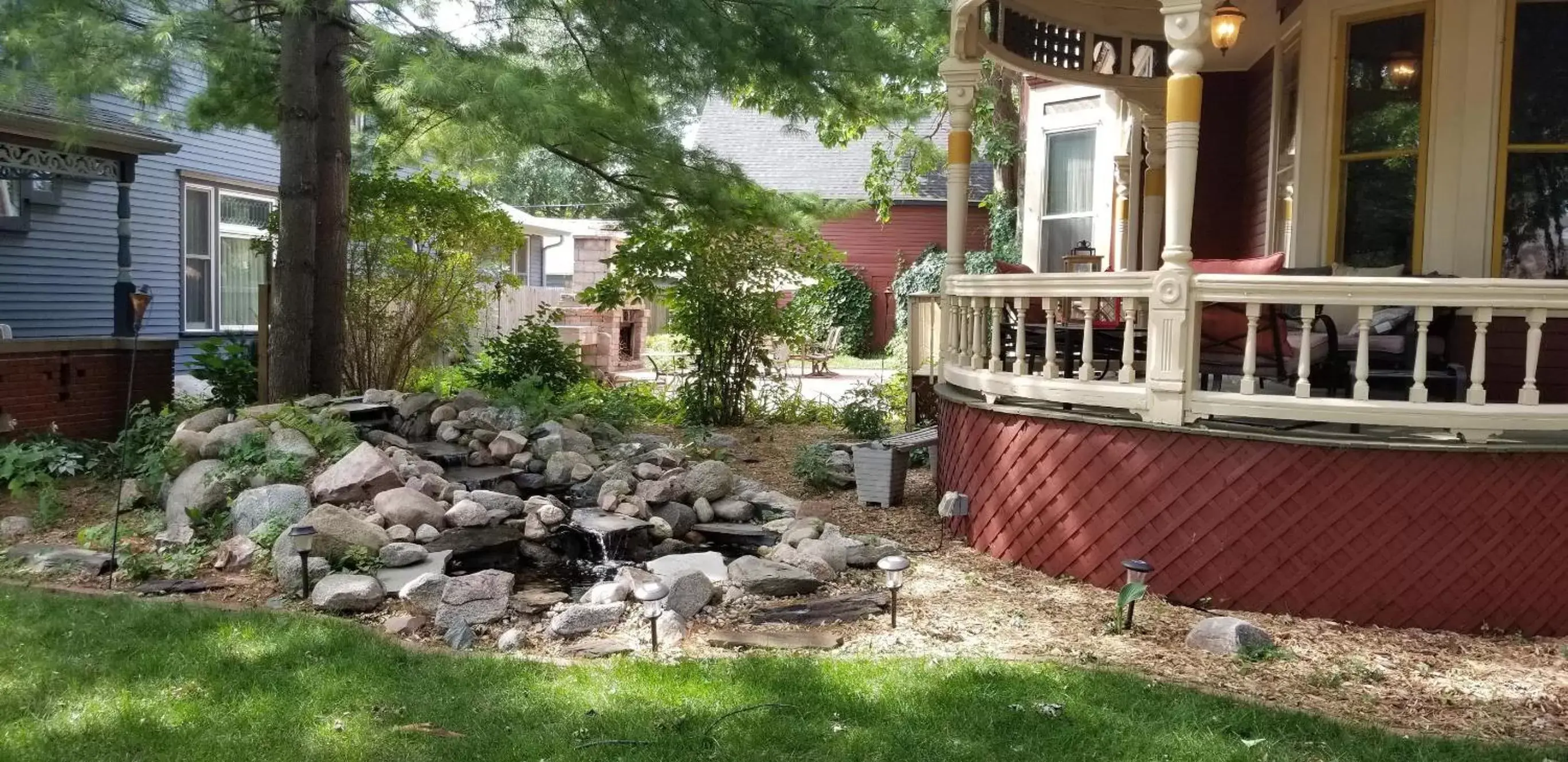 Queen Room in Historic Victorian Inn Queen Room in Historic Victorian Inn