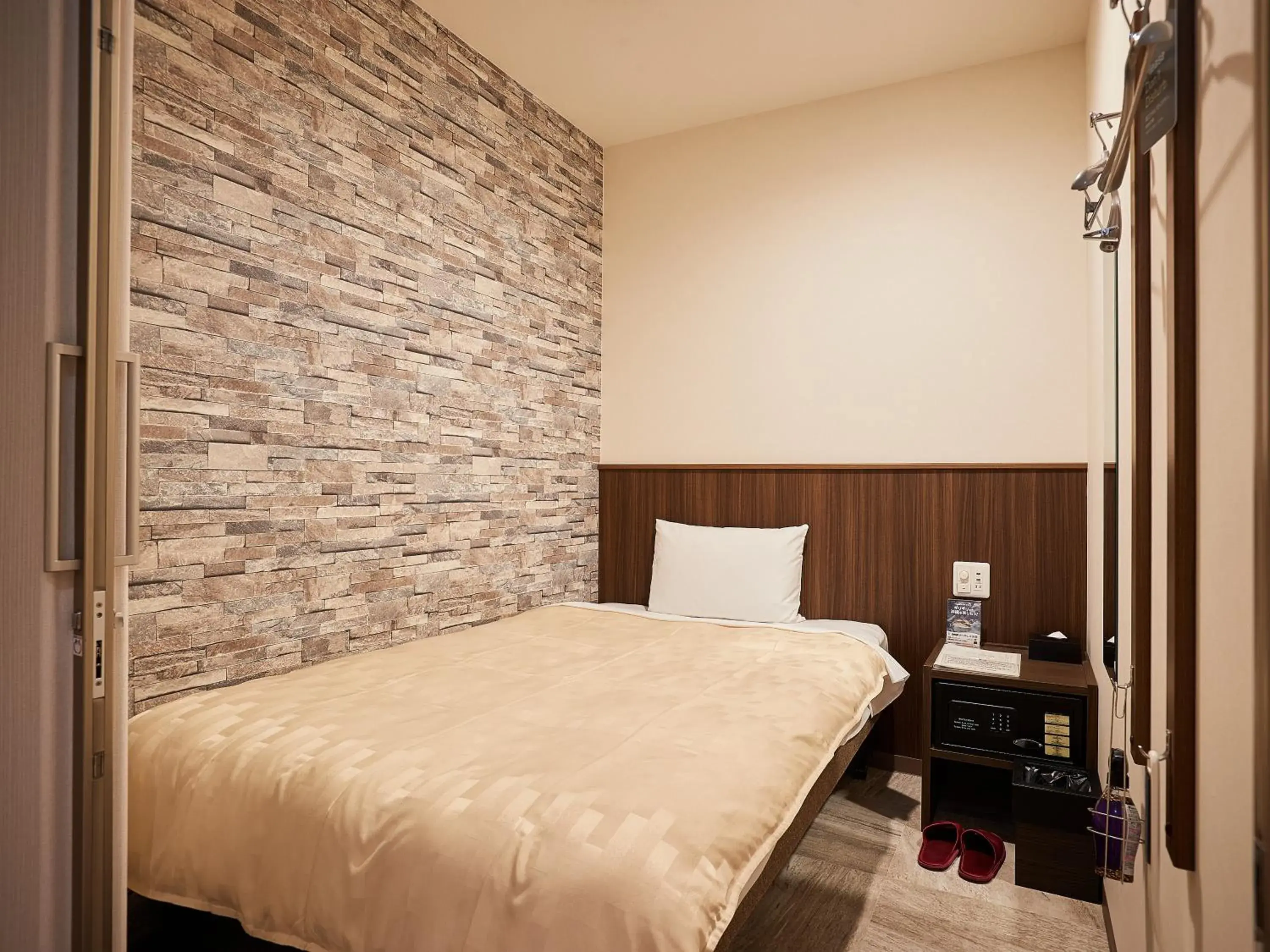 Wide Single Room with Shared Shower and Toilet (Male Only) - single occupancy in Grand Cabin Hotel Naha Oroku Wide Single Room with Shared Shower and Toilet (Male Only) - single occupancy in Grand Cabin Hotel Naha Oroku