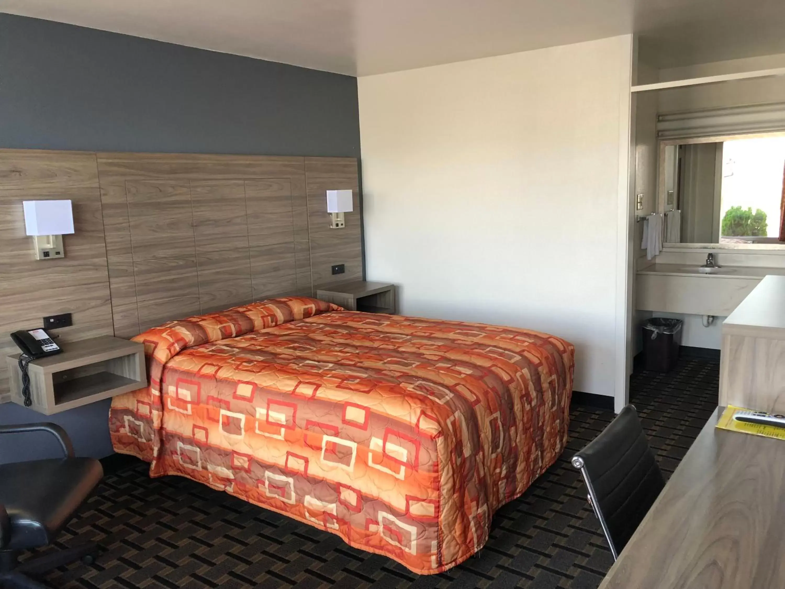 Deluxe Queen Room - Smoking in Mid Continent Inn Deluxe Queen Room - Smoking in Mid Continent Inn