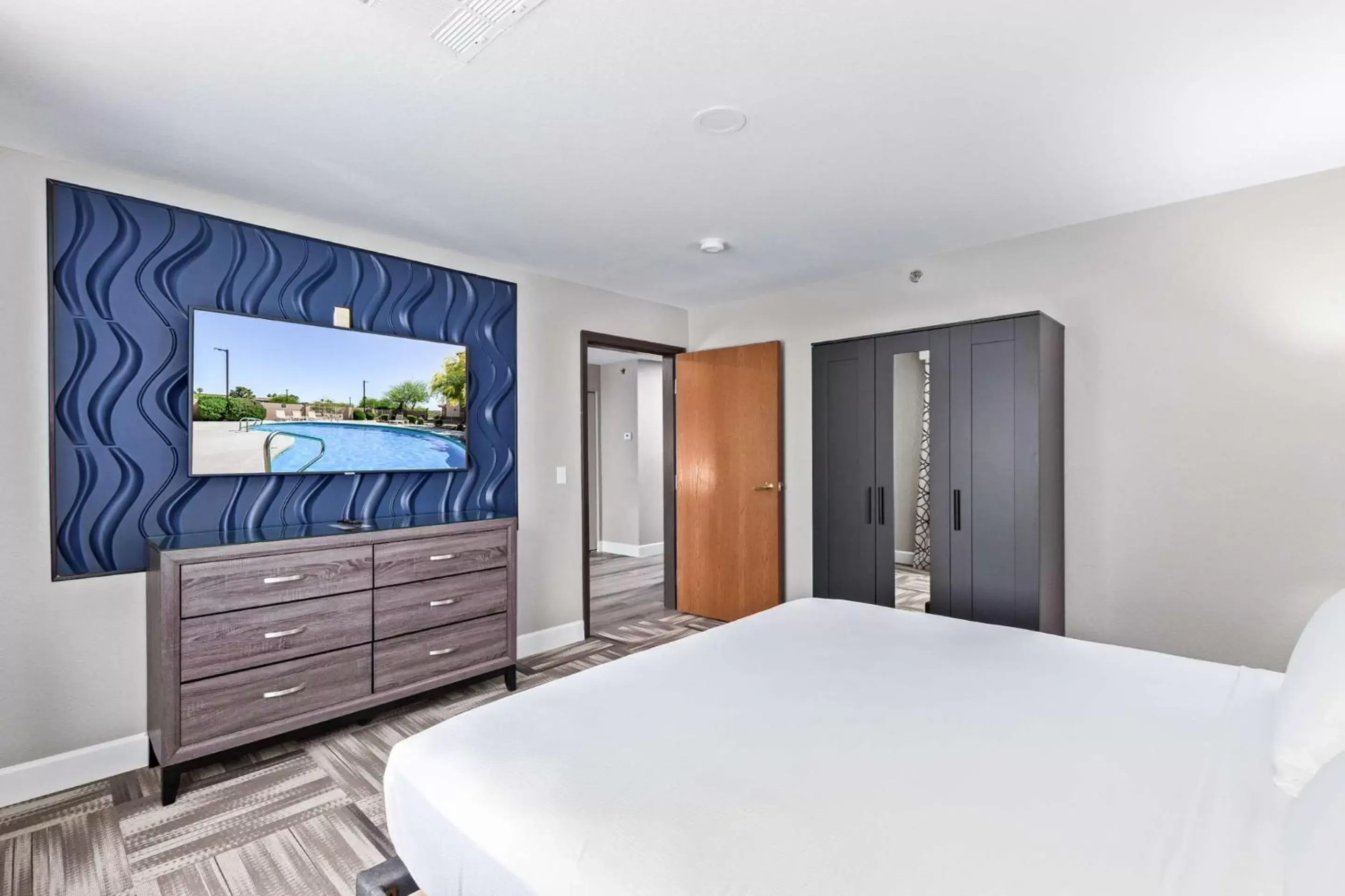 Queen Suite with Mobility Accessible Roll-In Shower in Fountain Park Hotel BW Signature Collection Queen Suite with Mobility Accessible Roll-In Shower in Fountain Park Hotel BW Signature Collection