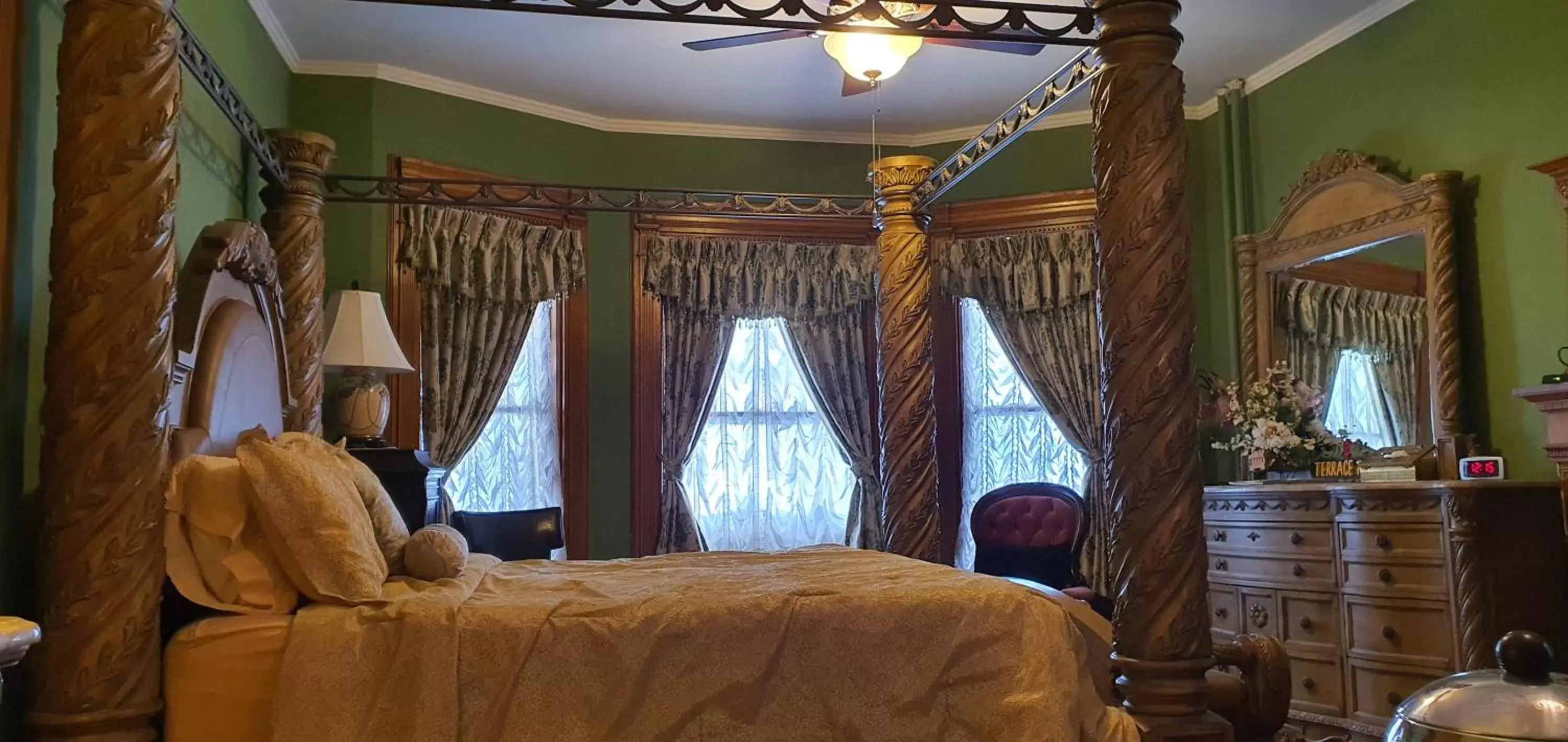 King Room with Private External Bathroom in A Moment in Time Bed and Breakfast King Room with Private External Bathroom in A Moment in Time Bed and Breakfast