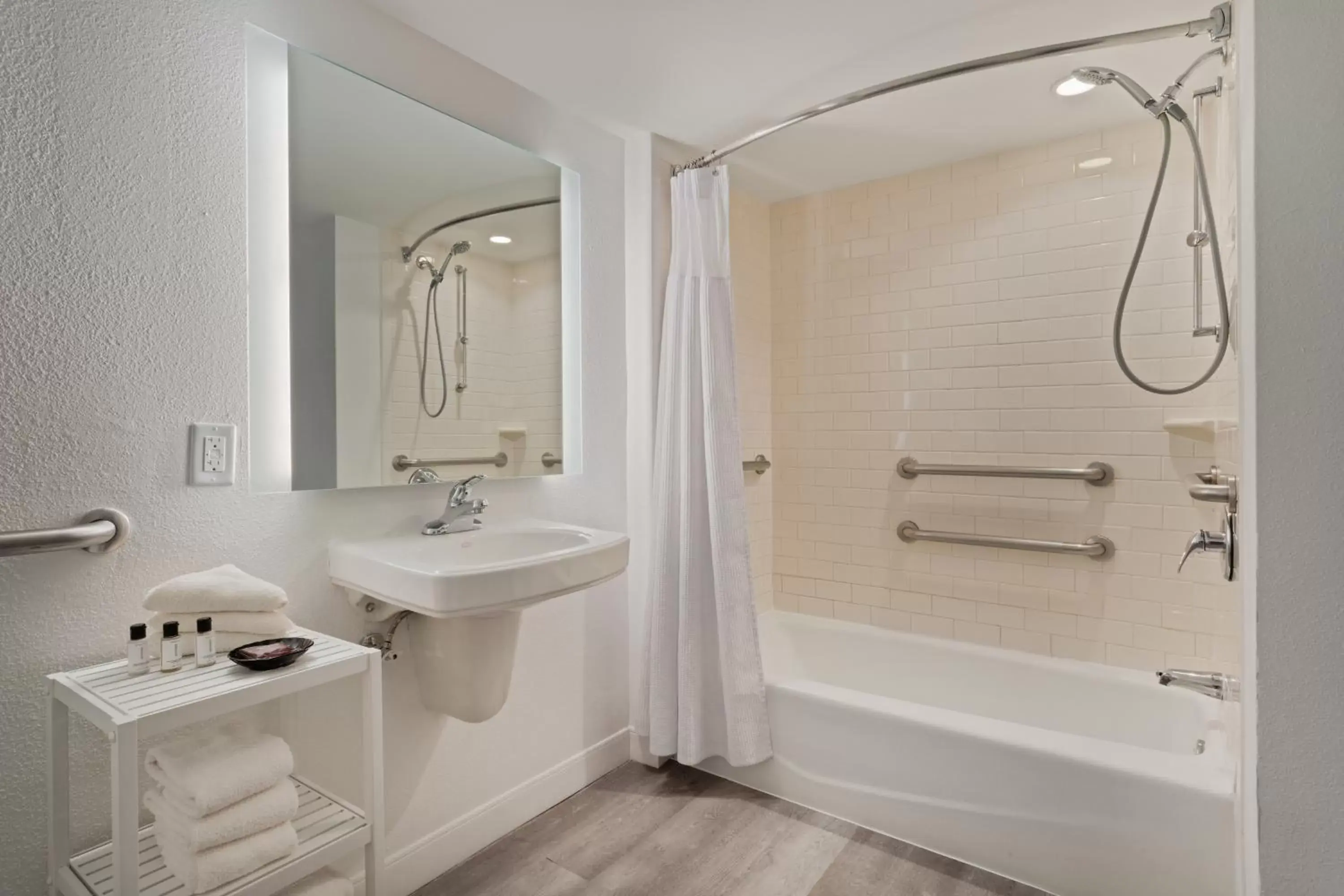 Suite with Mobility Accessible Tub - Non-Smoking in Crowne Plaza Melbourne-Oceanfront, an IHG Hotel Suite with Mobility Accessible Tub - Non-Smoking in Crowne Plaza Melbourne-Oceanfront, an IHG Hotel