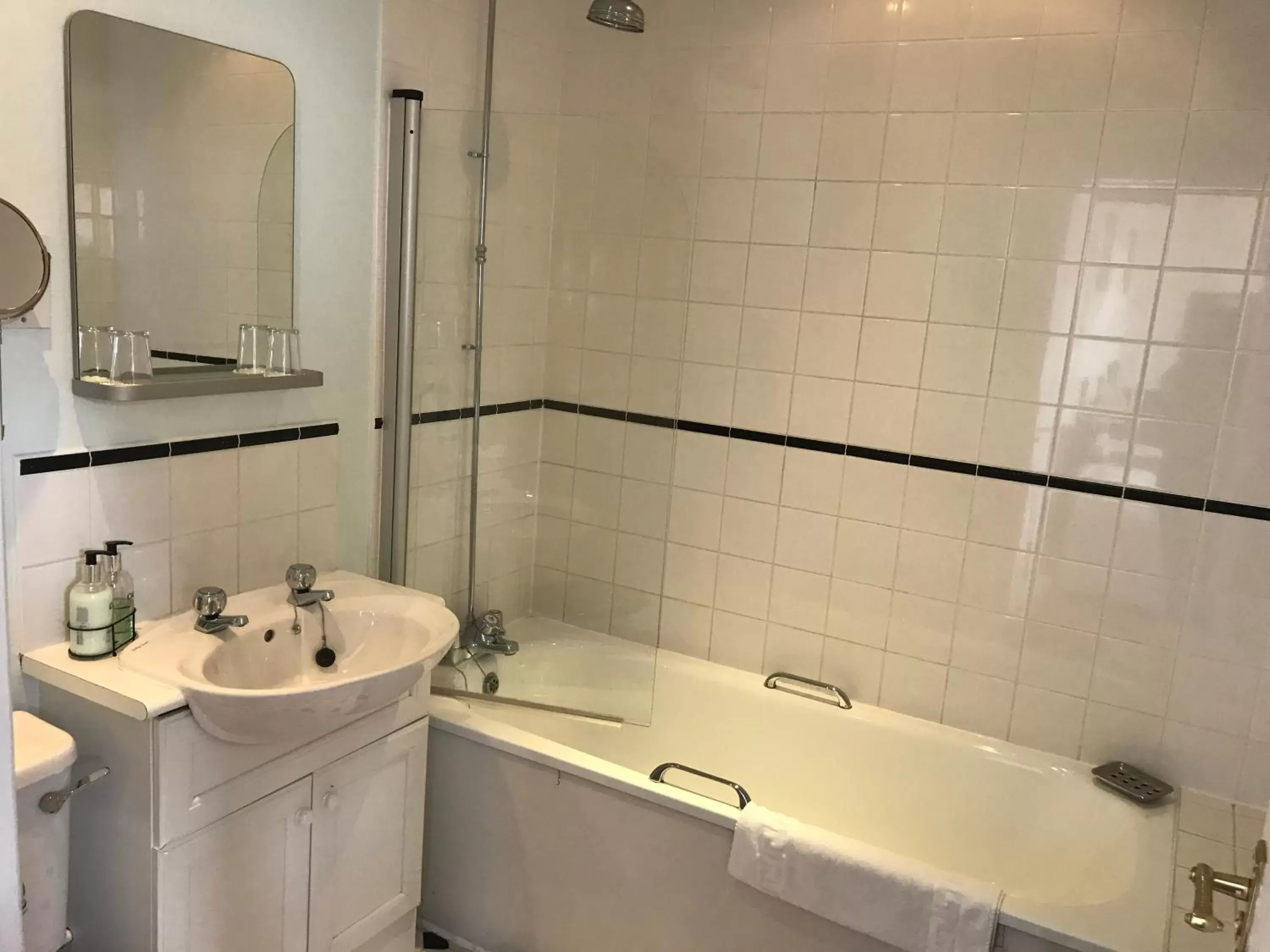 Twin Room in The Ship Inn Twin Room in The Ship Inn