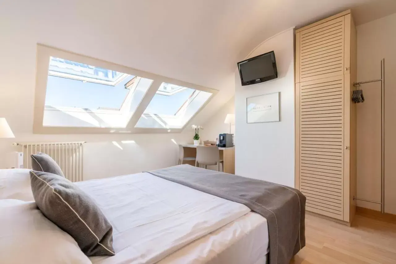 Attic Small Double Room - single occupancy in Hôtel Des Arts Attic Small Double Room - single occupancy in Hôtel Des Arts