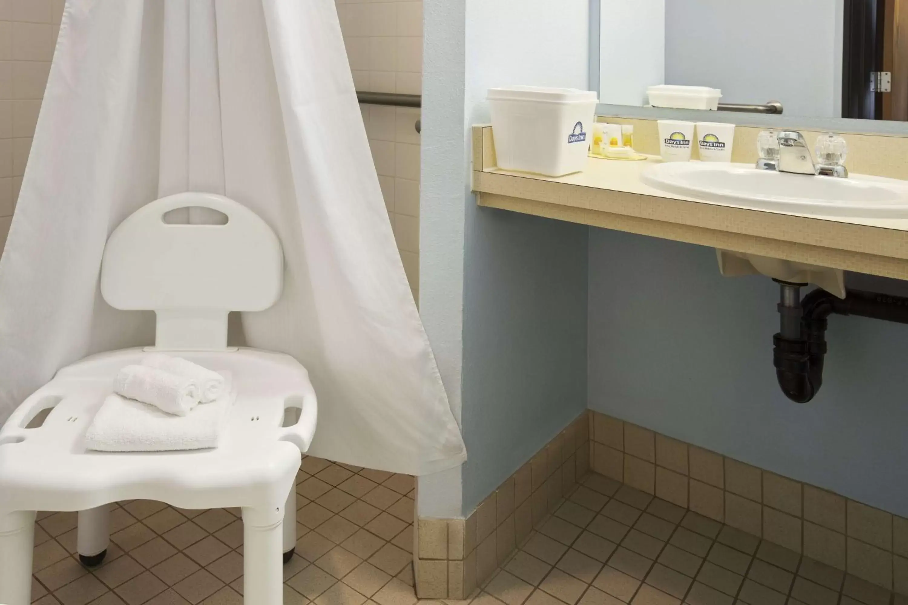 King Room - Disability Access/Non-Smoking in Days Inn by Wyndham Coeur d'Alene King Room - Disability Access/Non-Smoking in Days Inn by Wyndham Coeur d'Alene