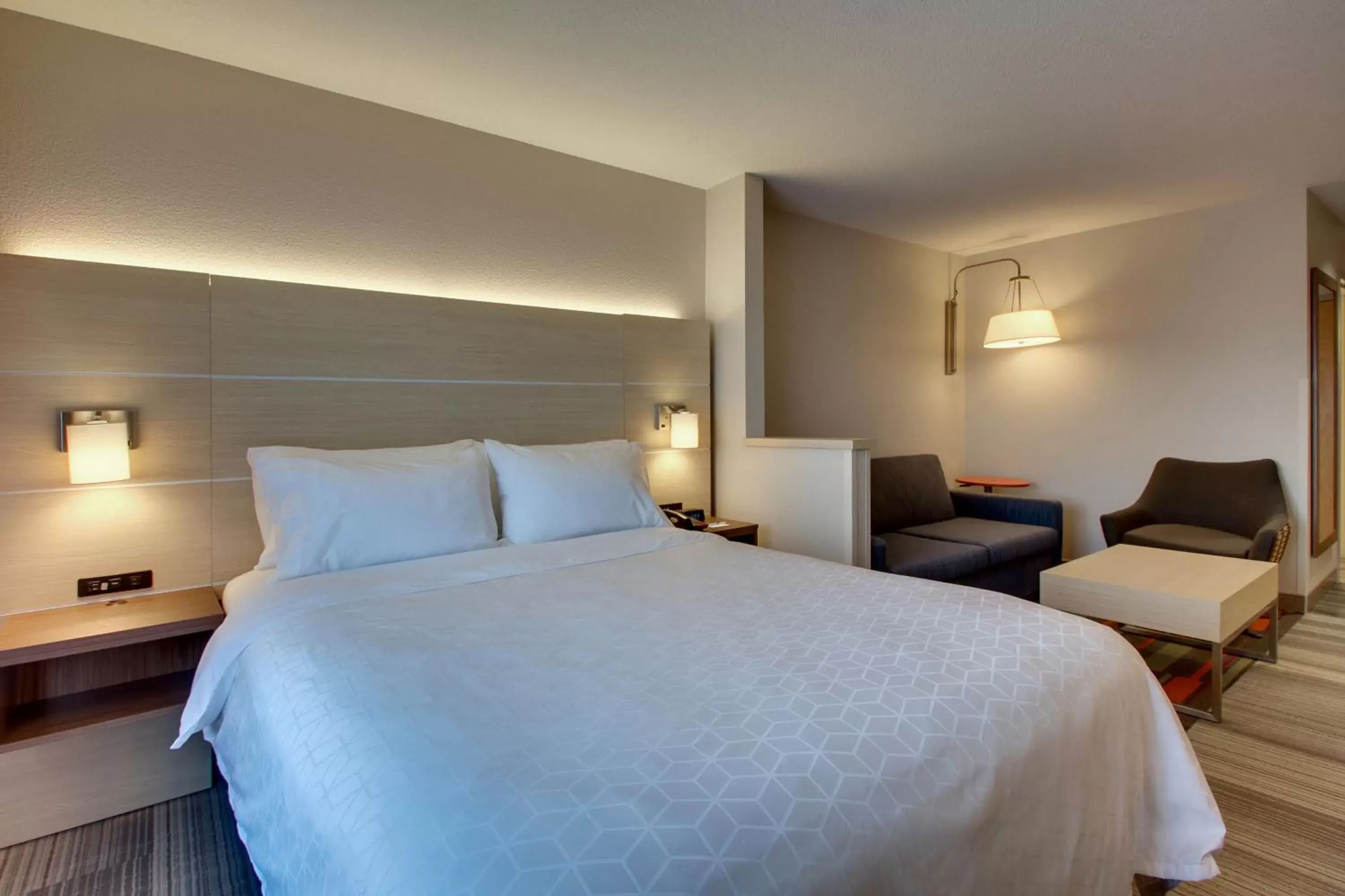 Queen Room - Disability Access in Holiday Inn Express Hotel & Suites Cedar Rapids I-380 at 33rd Avenue by IHG Queen Room - Disability Access in Holiday Inn Express Hotel & Suites Cedar Rapids I-380 at 33rd Avenue by IHG