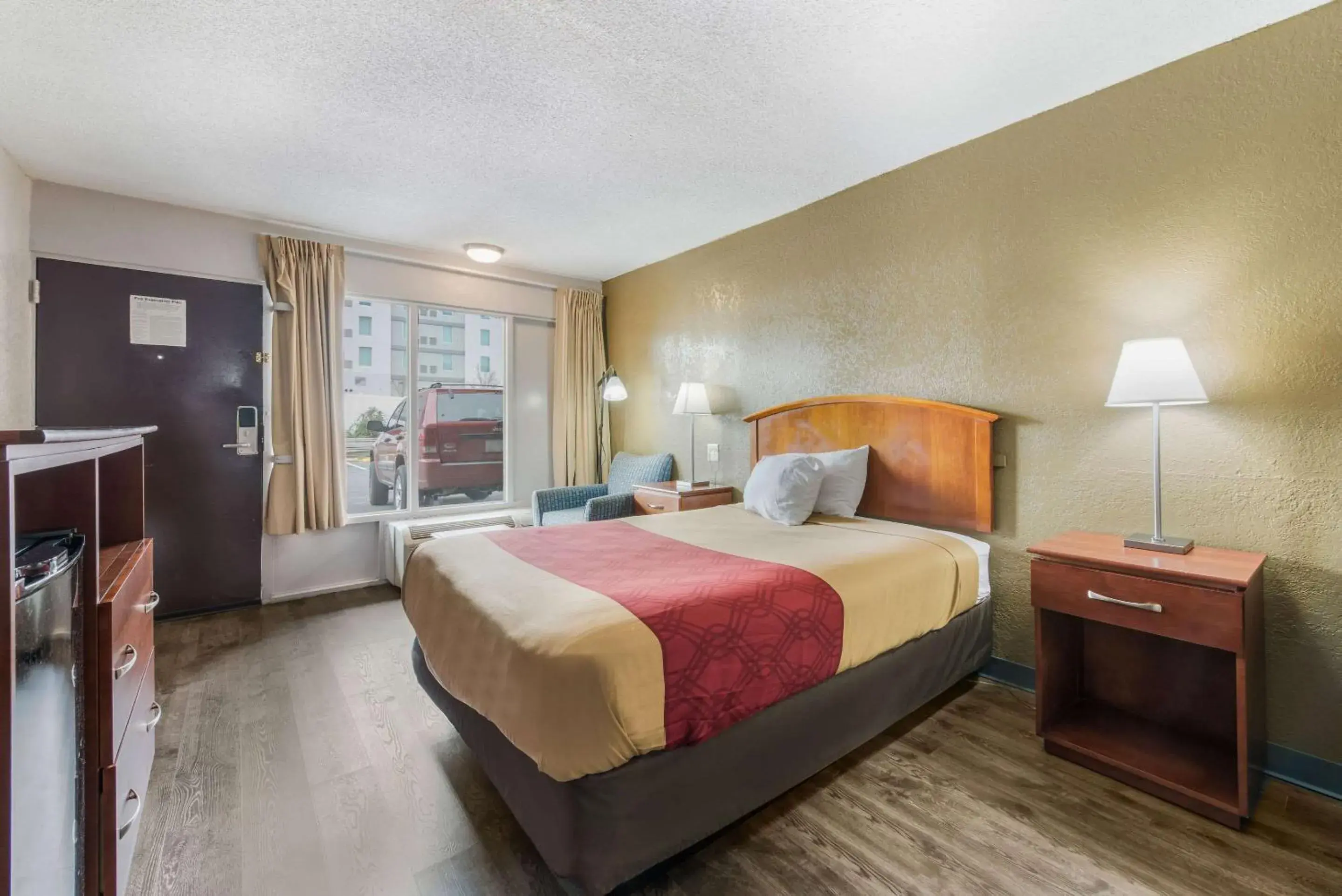 Queen Room with Roll-In Shower - Accessible/Non-Smoking in Econo Lodge Salisbury Queen Room with Roll-In Shower - Accessible/Non-Smoking in Econo Lodge Salisbury