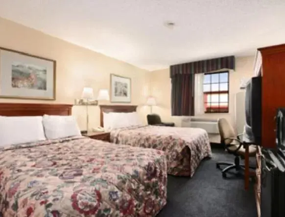 Double Room with Two Double Beds - Smoking in Days Inn by Wyndham Keene NH Double Room with Two Double Beds - Smoking in Days Inn by Wyndham Keene NH