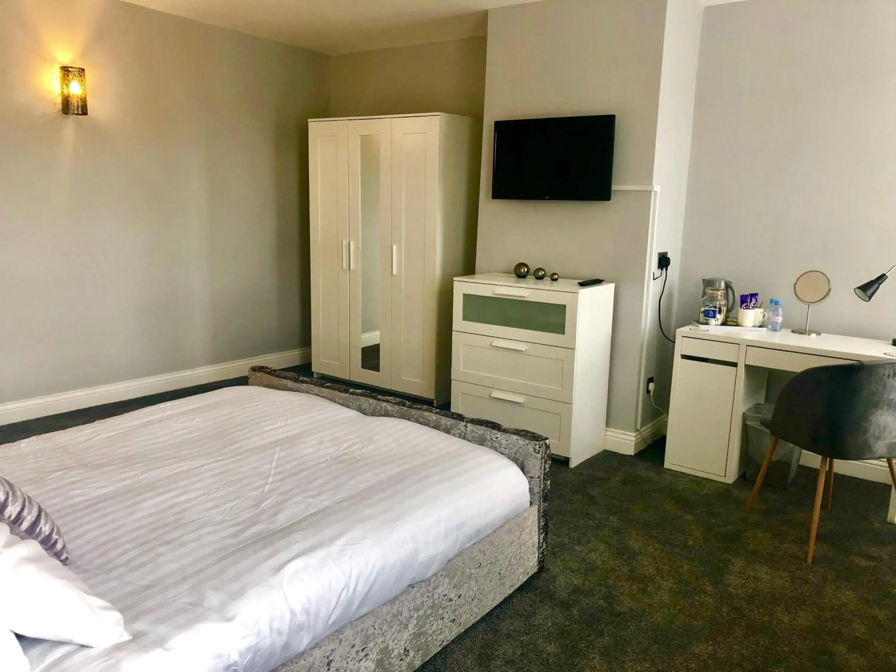 Standard Double Room in Hardwick Arms Hotel Standard Double Room in Hardwick Arms Hotel