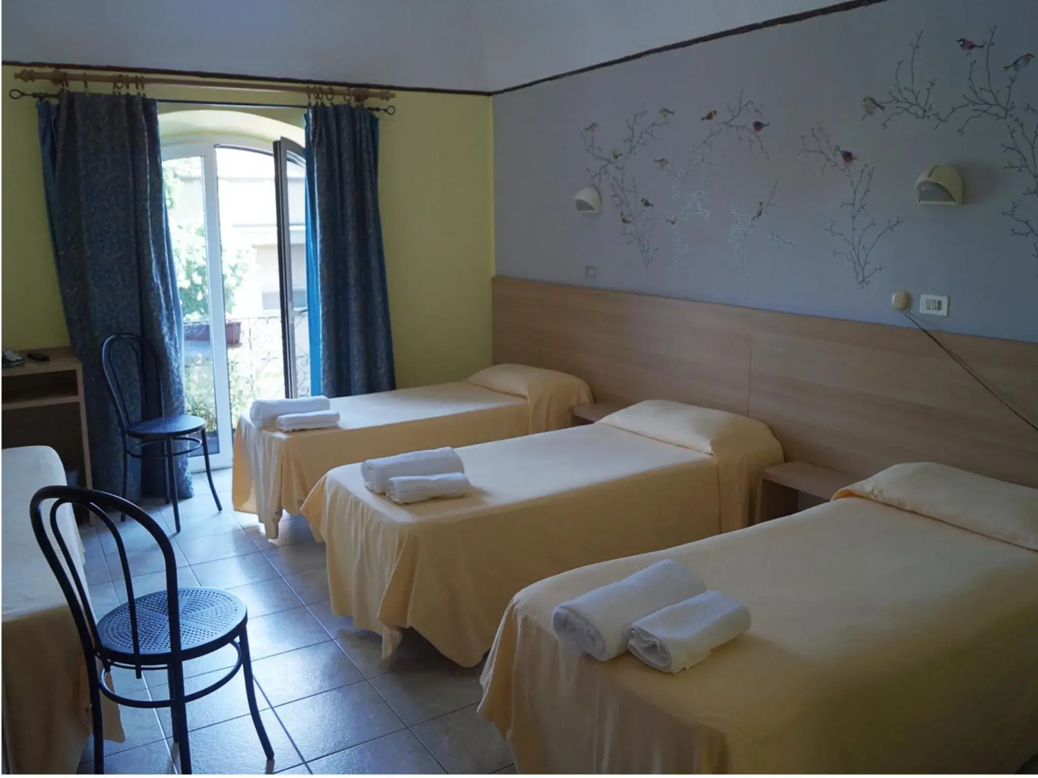 Quadruple Room with Bathroom in Hotel Stazione Quadruple Room with Bathroom in Hotel Stazione