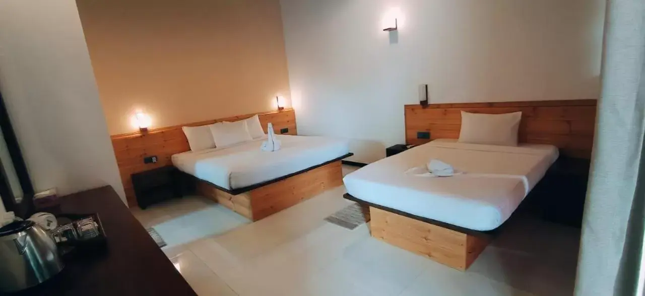 Triple Room with Pool View in Hotel Bella Vista Triple Room with Pool View in Hotel Bella Vista