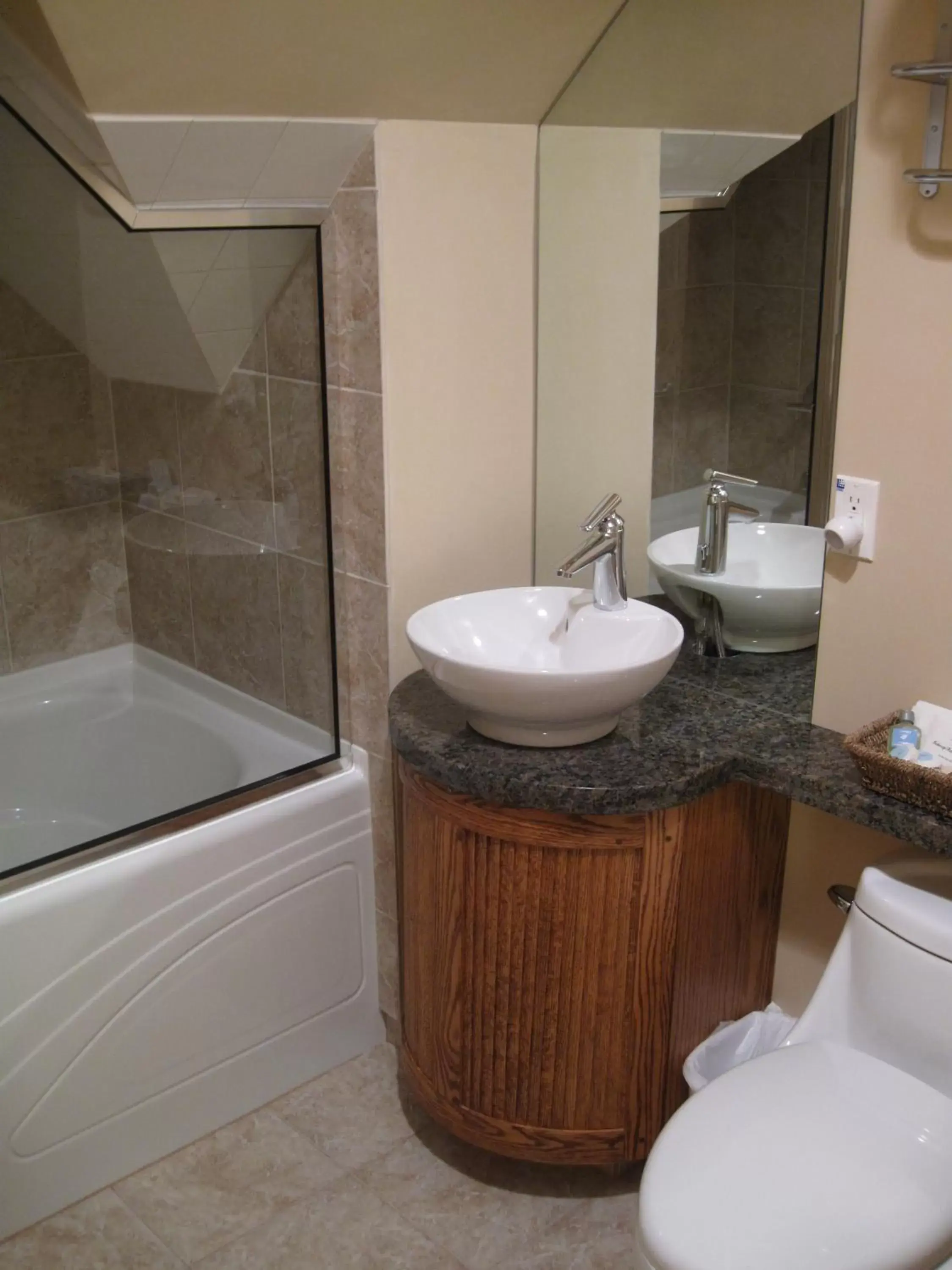 Queen Suite in Genelle House B&B Guest House Queen Suite in Genelle House B&B Guest House