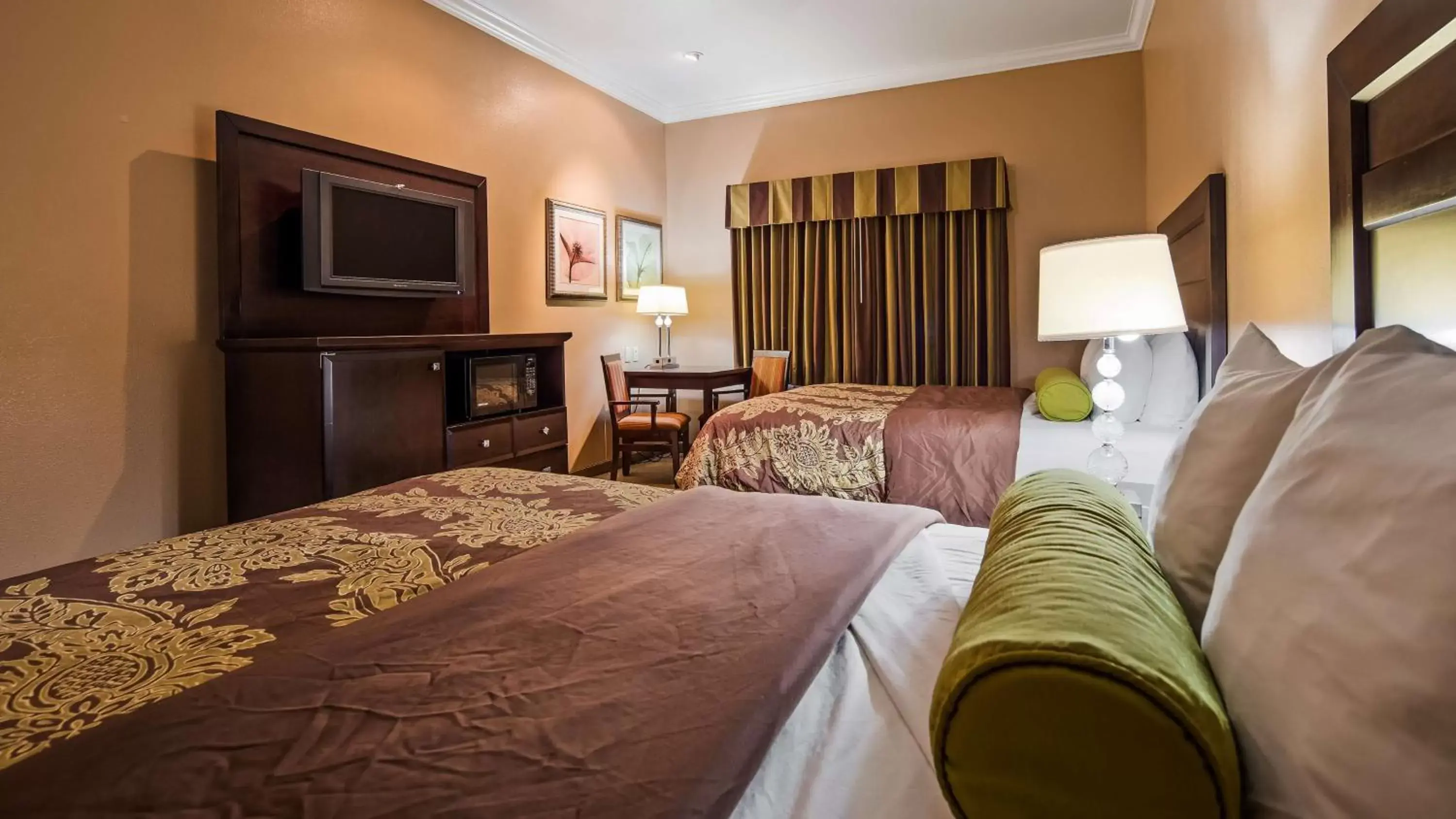 Queen Room with Two Queen Beds - Non-Smoking in Best Western Route 66 Glendora Inn Queen Room with Two Queen Beds - Non-Smoking in Best Western Route 66 Glendora Inn