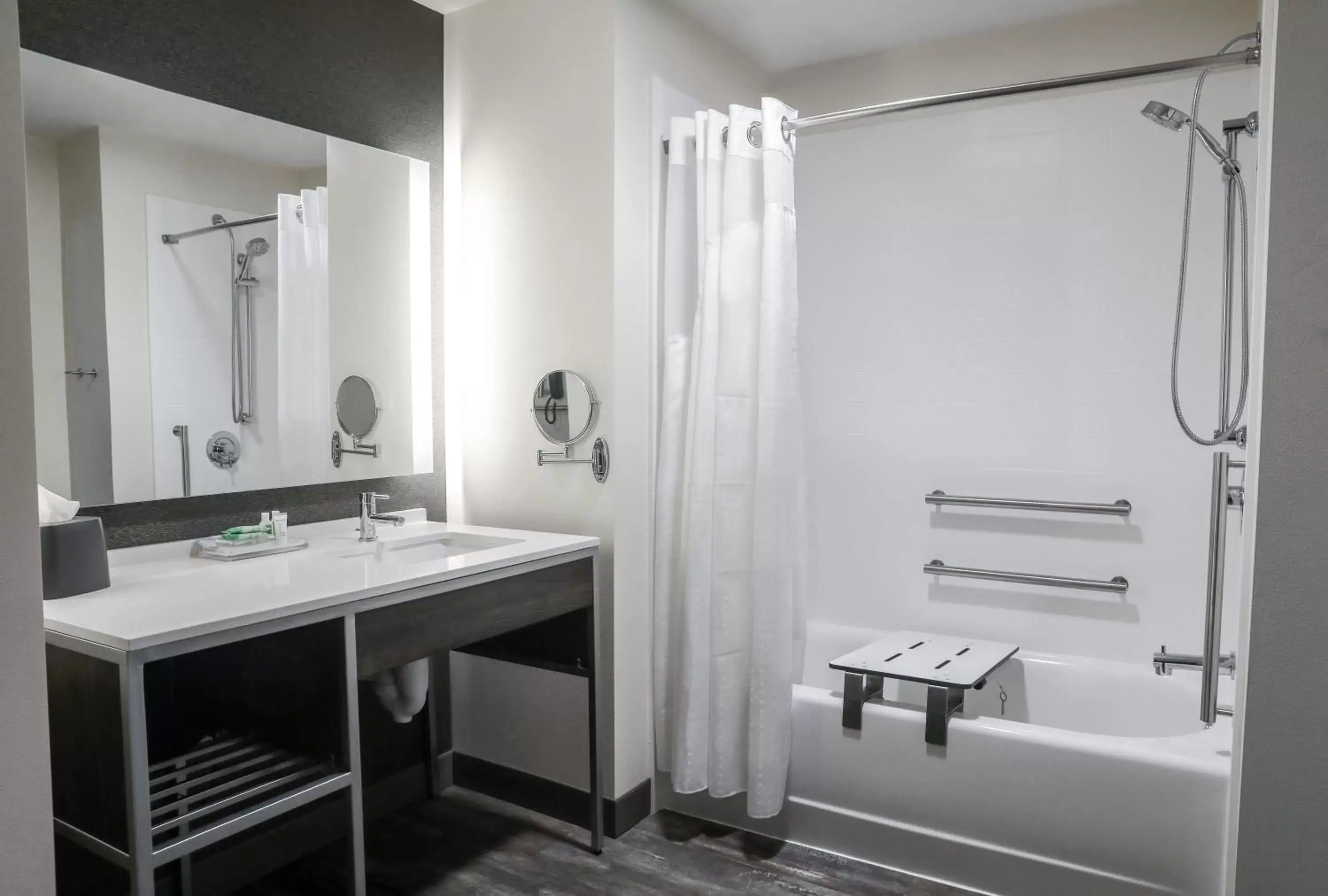 Twin Room - Mobility Access with Bath Tub in Holiday Inn & Suites Sioux Falls - Airport by IHG Twin Room - Mobility Access with Bath Tub in Holiday Inn & Suites Sioux Falls - Airport by IHG