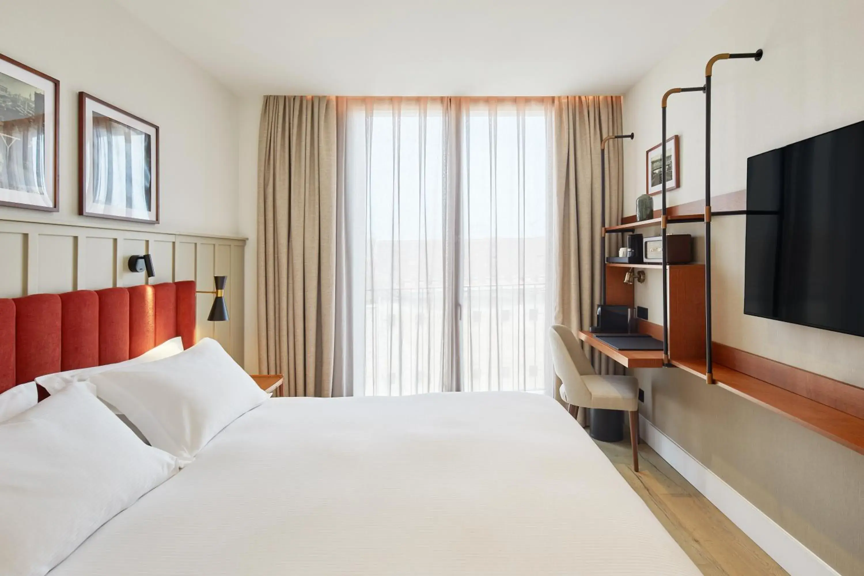 Superior King Room in Via Sants Hotel Barcelona, Tapestry Collection By Hilton Superior King Room in Via Sants Hotel Barcelona, Tapestry Collection By Hilton