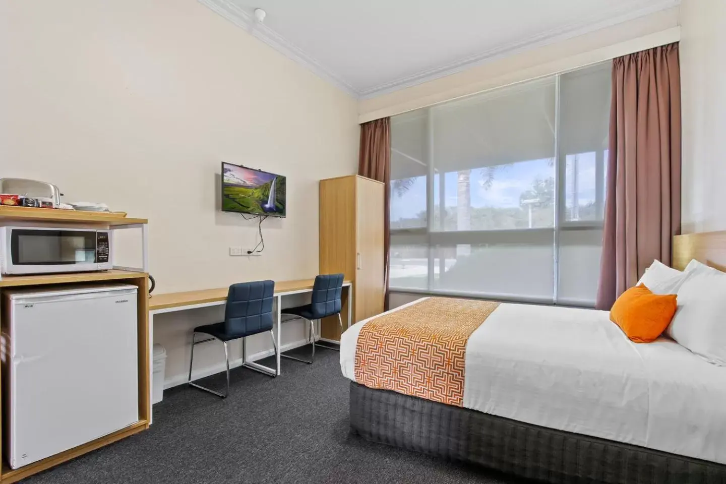 Queen Room in Comfort Inn & Suites Lakes Entrance Queen Room in Comfort Inn & Suites Lakes Entrance