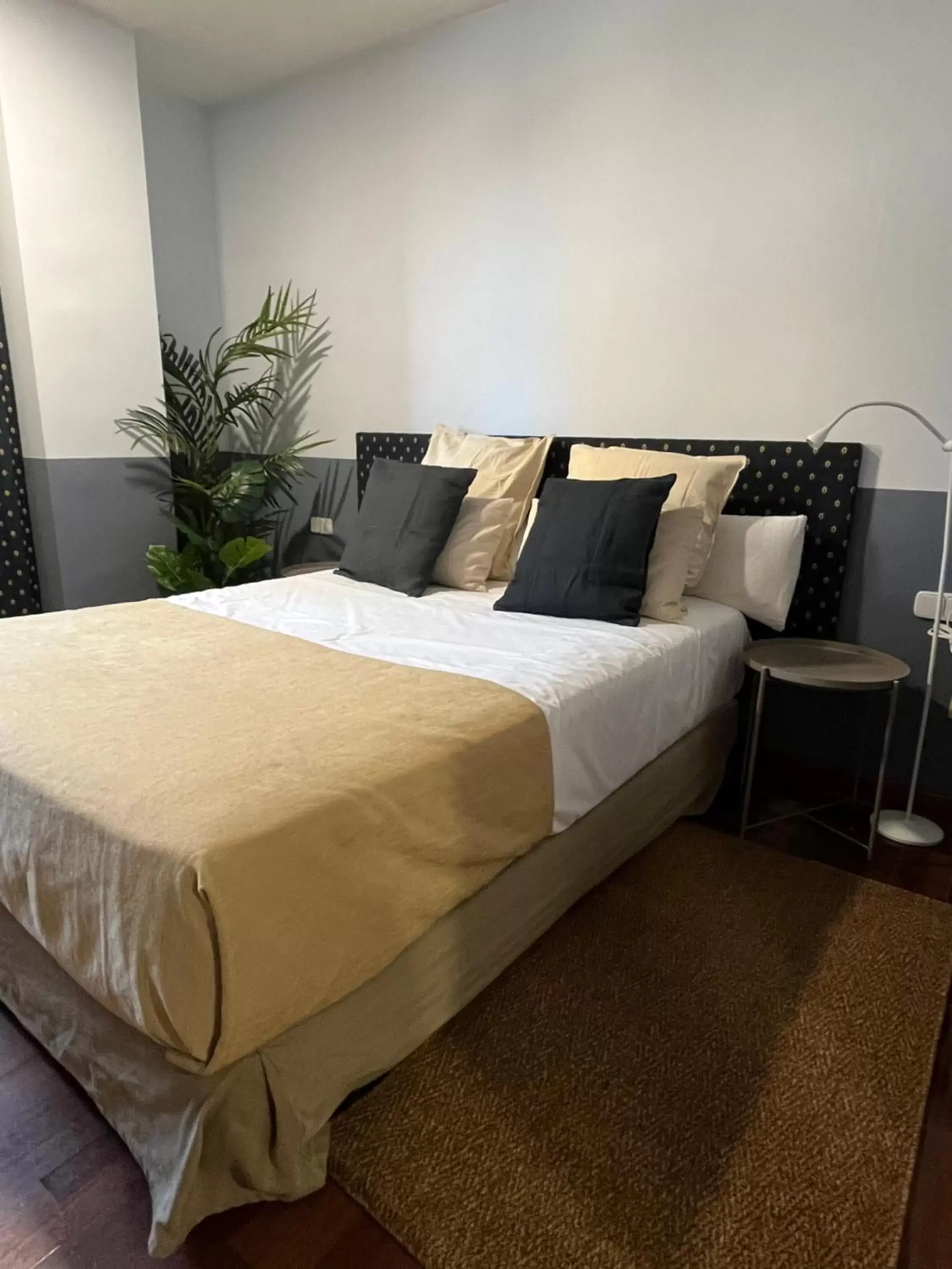 Budget Double Room with extra bed in AZ The Orus Factory Hotel - Parking Gratis Excepto Budget Room Budget Double Room with extra bed in AZ The Orus Factory Hotel - Parking Gratis Excepto Budget Room