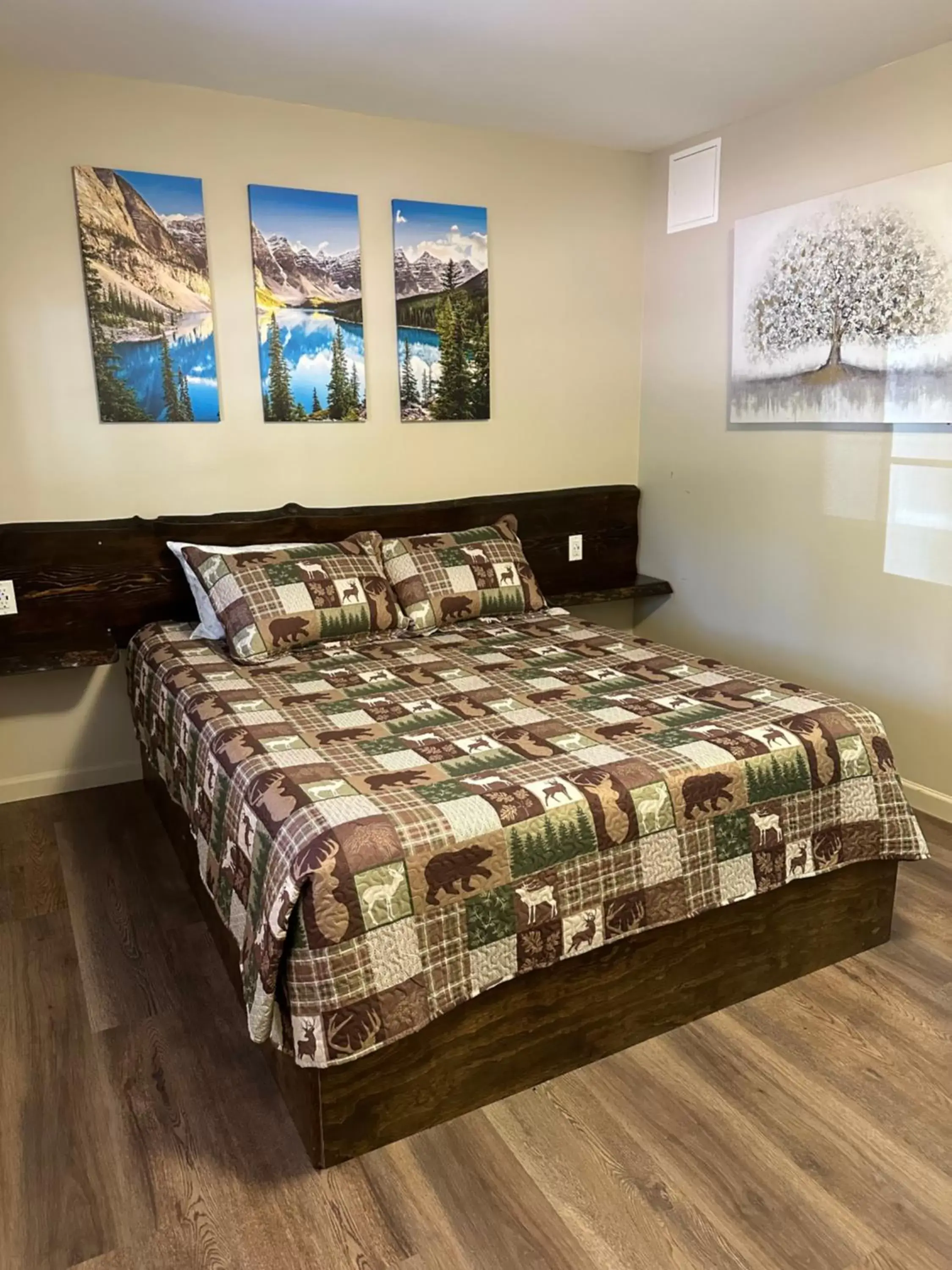 Queen Room - single occupancy in Crater Lake Gateway - Hwy 140 Queen Room - single occupancy in Crater Lake Gateway - Hwy 140