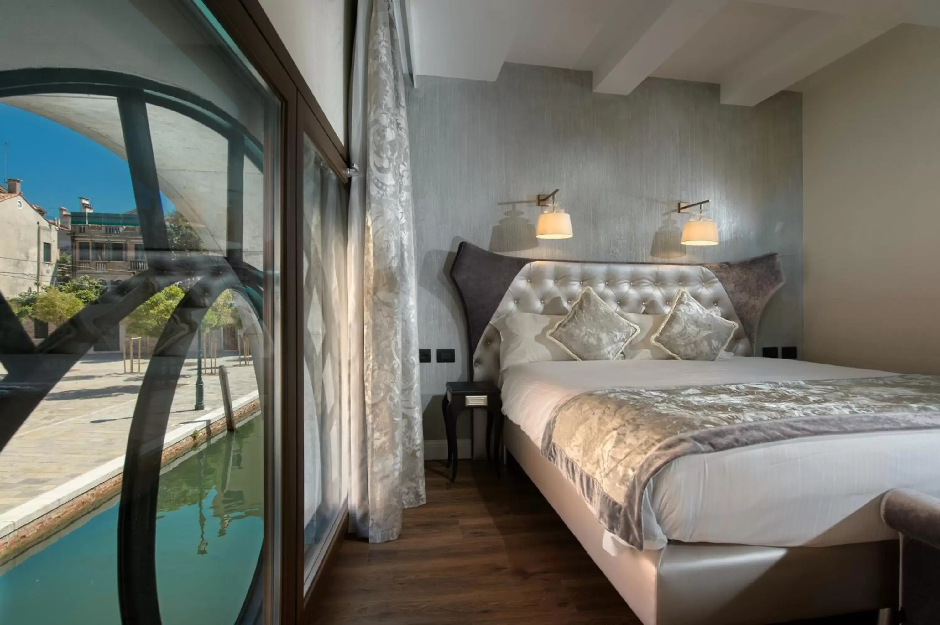 Superior Canal View in Palazzo Veneziano - Venice Collection Superior Canal View in Palazzo Veneziano - Venice Collection