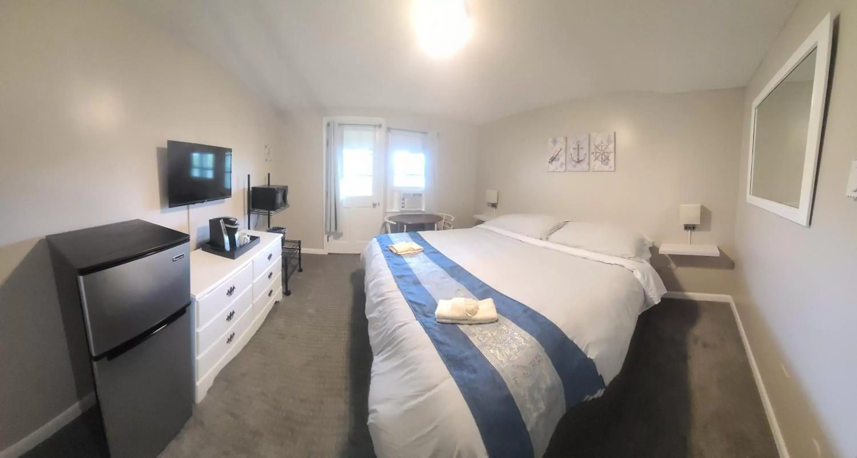 Deluxe Double Room with Balcony in Lake Shore Farm Inn Deluxe Double Room with Balcony in Lake Shore Farm Inn