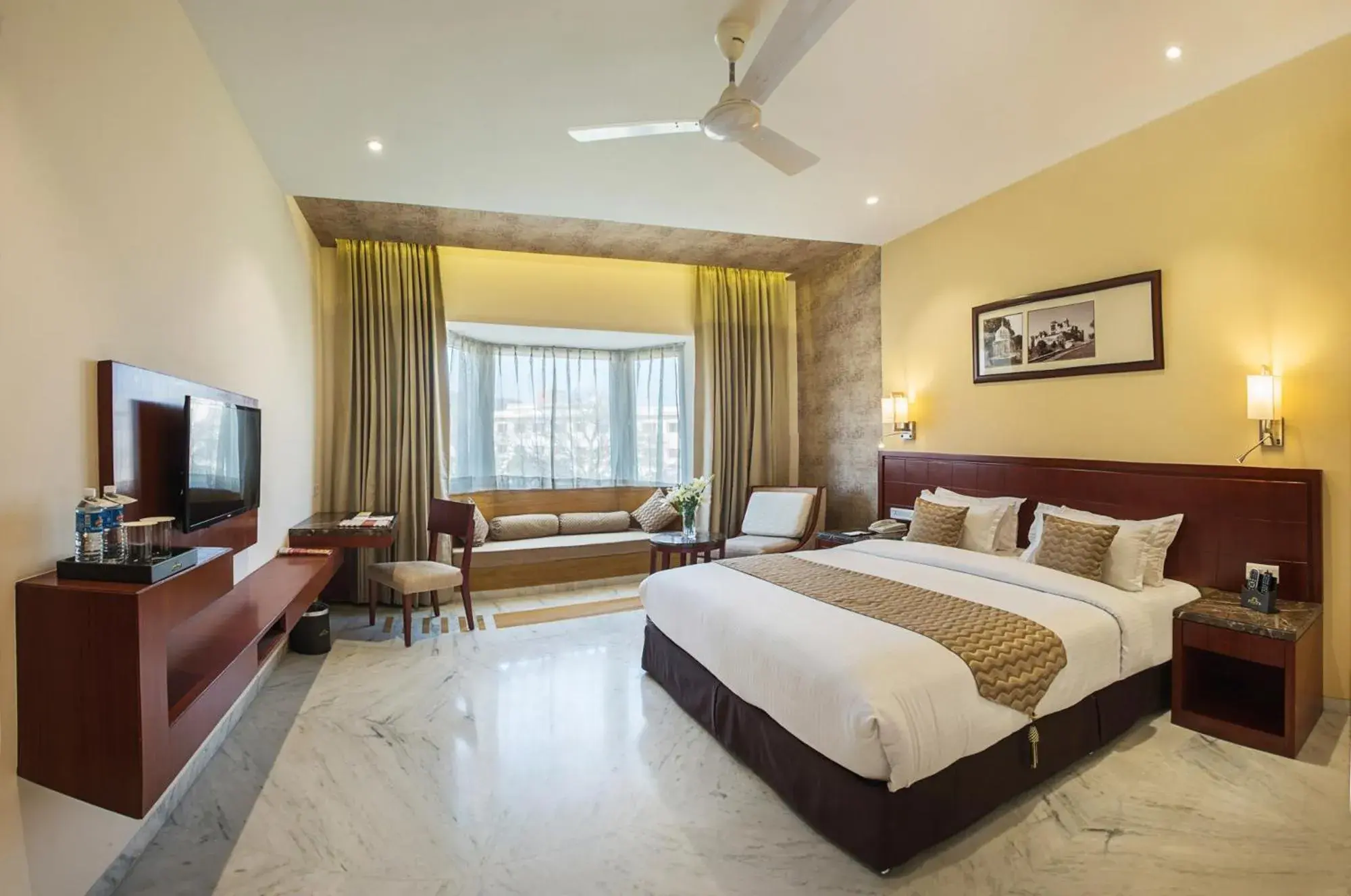 Superior King Room - single occupancy in KK Royal Hotel & Convention Centre Superior King Room - single occupancy in KK Royal Hotel & Convention Centre