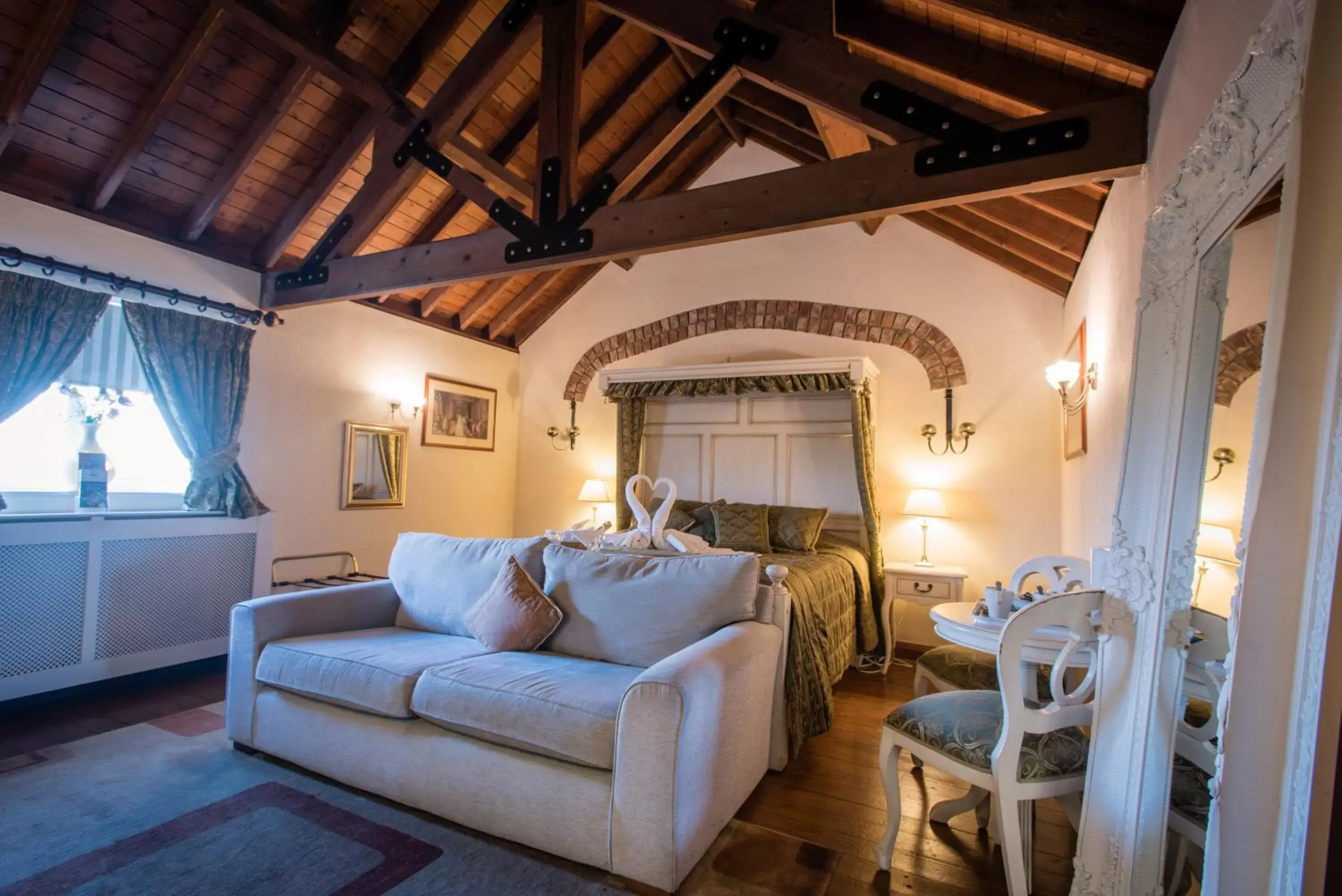 Bridal Suite in The Royal Arms Hotel Bridal Suite in The Royal Arms Hotel