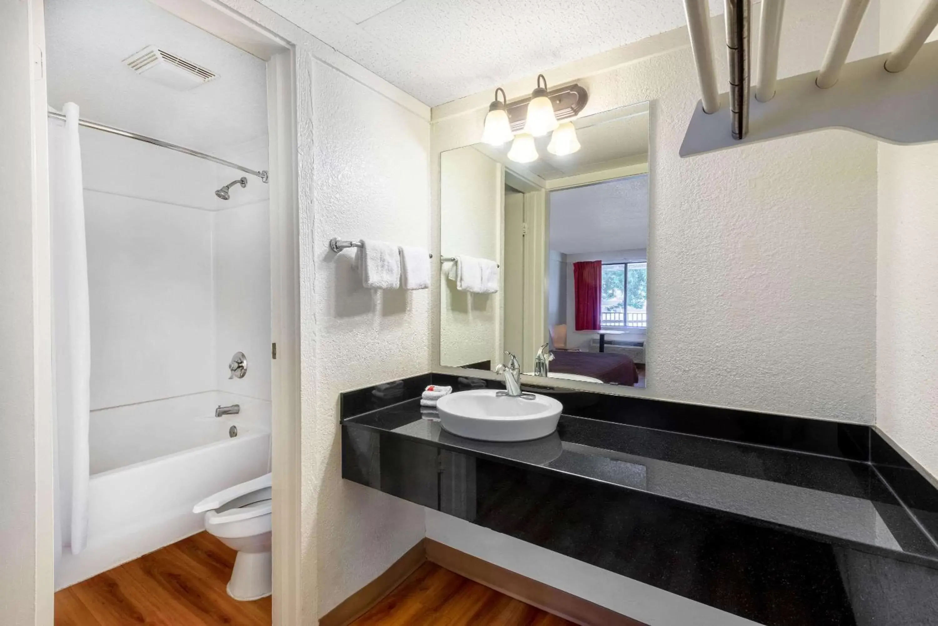 King Room - Mobility Access/Non-Smoking in Travelodge by Wyndham Essington / Philadelphia Airport King Room - Mobility Access/Non-Smoking in Travelodge by Wyndham Essington / Philadelphia Airport