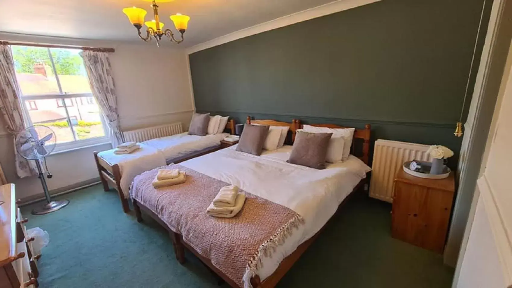 Triple Room with Shower in The Foresters Arms Triple Room with Shower in The Foresters Arms