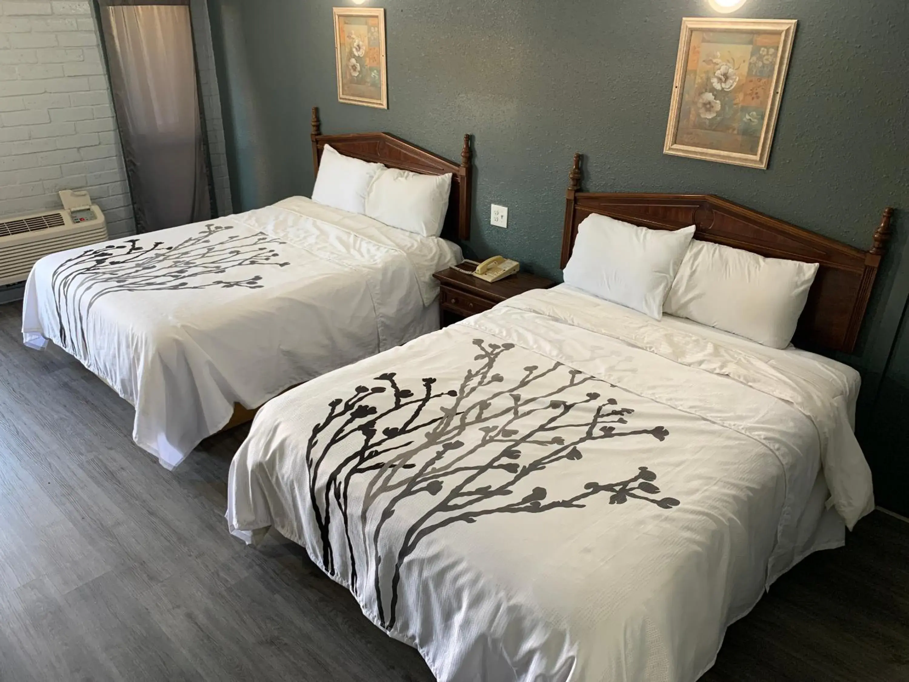 Queen Room with Two Queen Beds in Stratford Inn Tyler Queen Room with Two Queen Beds in Stratford Inn Tyler