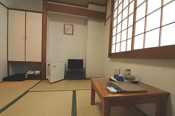 Photo of the whole room, TV/Entertainment Center in Hotel Zurich Toho 2001 Photo of the whole room, TV/Entertainment Center in Hotel Zurich Toho 2001