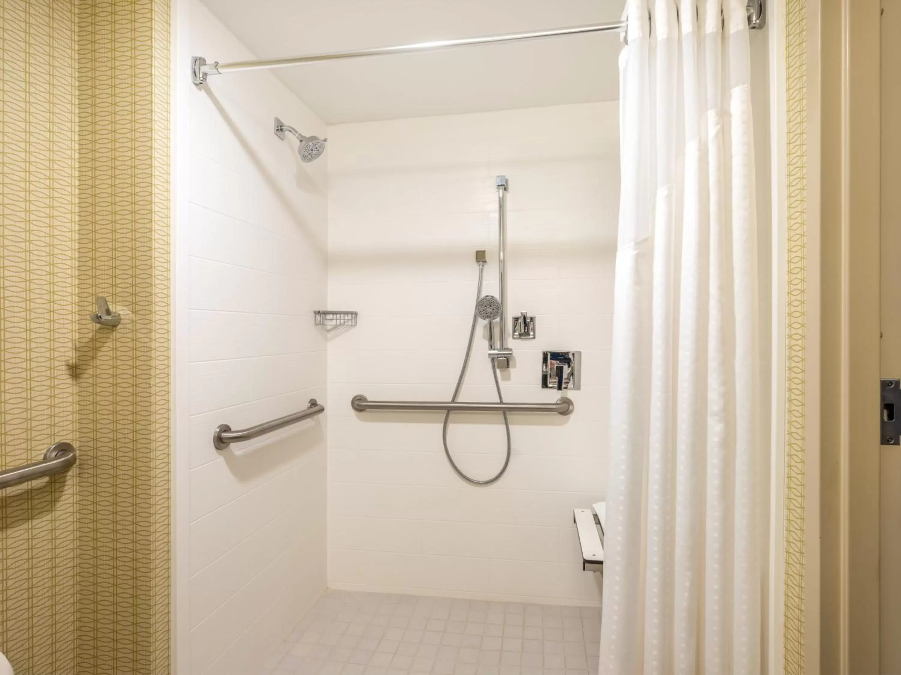Standard Queen Room with Two Queen Beds and Roll-In Shower - Mobility Access in Holiday Inn Greensboro Coliseum by IHG Standard Queen Room with Two Queen Beds and Roll-In Shower - Mobility Access in Holiday Inn Greensboro Coliseum by IHG