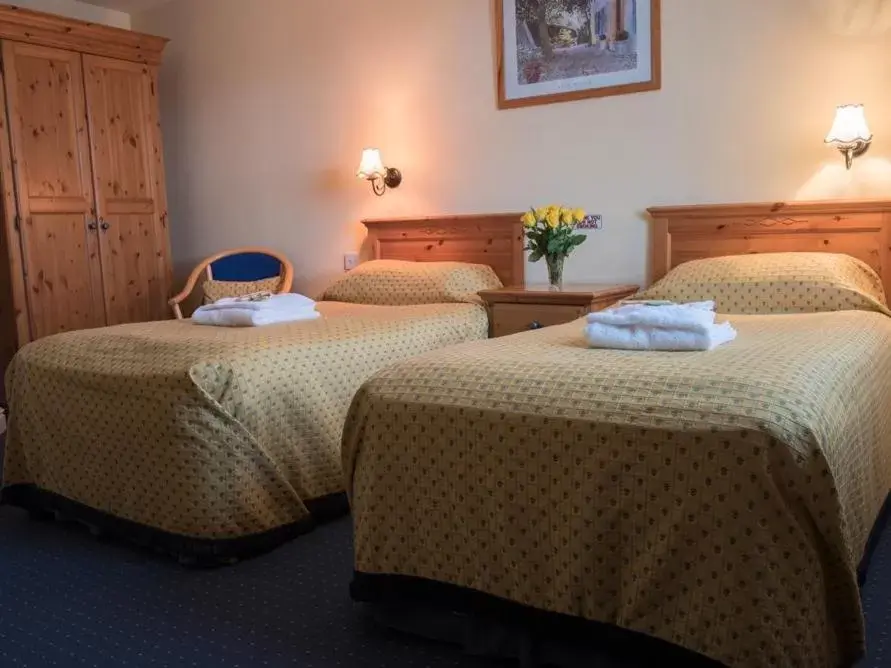 Twin Room with Shower - single occupancy in The Olde Peculiar Twin Room with Shower - single occupancy in The Olde Peculiar