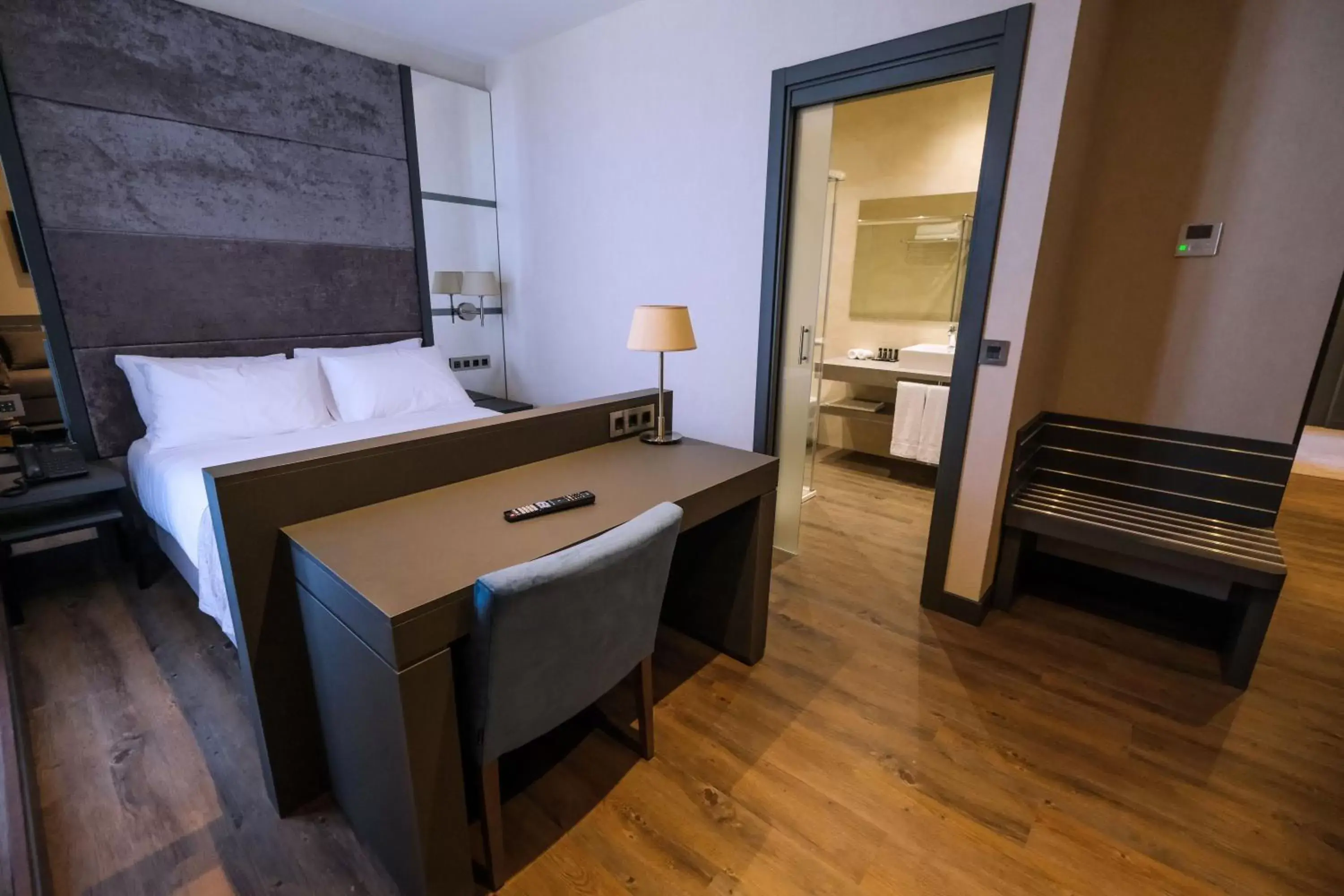 Deluxe Double Room with Extra Bed in LD Sevilla Deluxe Double Room with Extra Bed in LD Sevilla