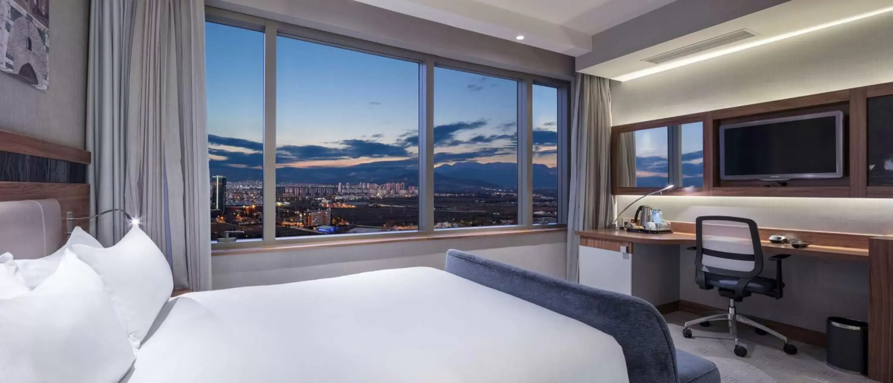 Queen Room - Smoking in Hampton By Hilton Bursa Queen Room - Smoking in Hampton By Hilton Bursa