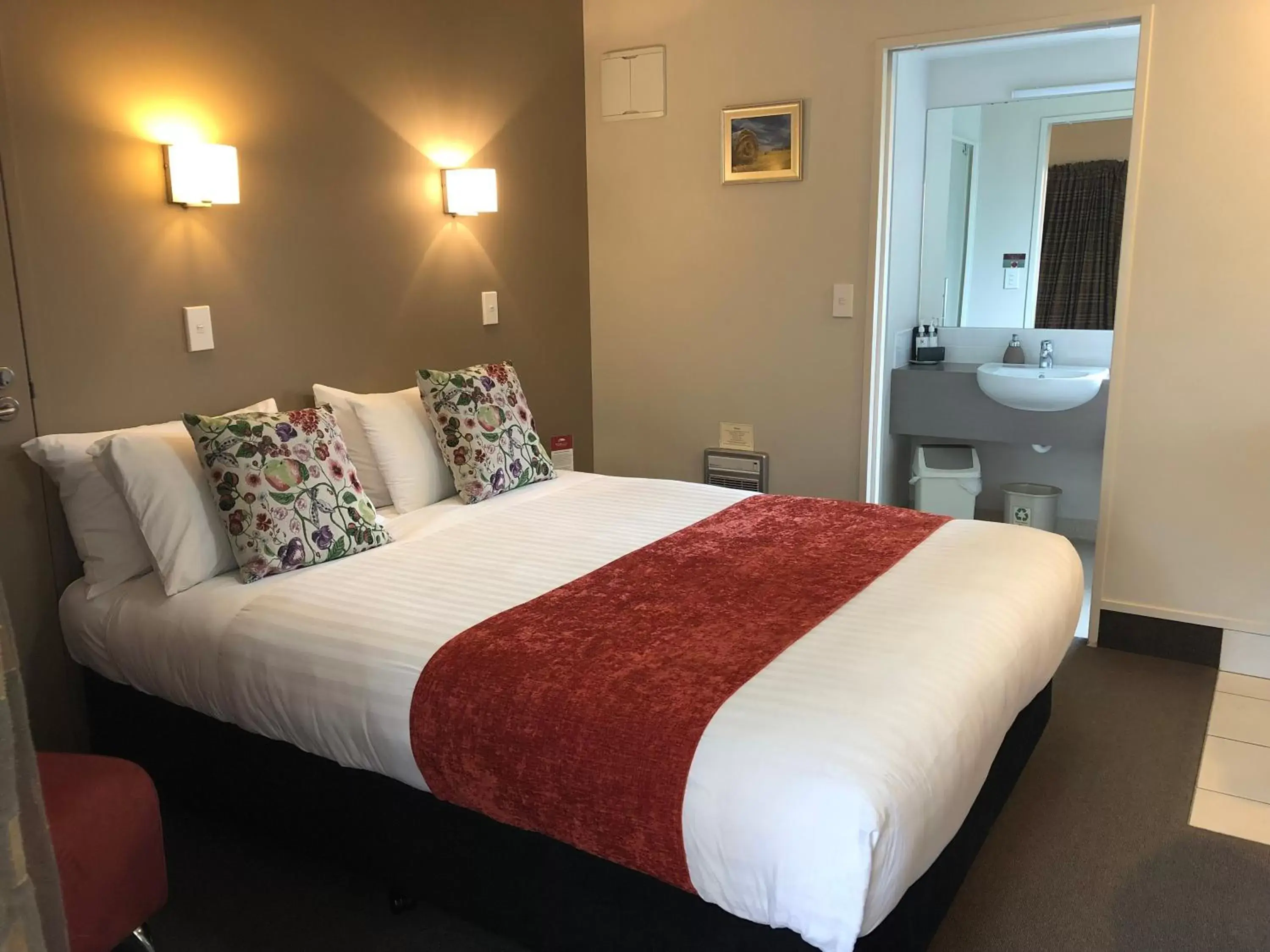 Compact Queen Studio (No pets) in Bella Vista Motel Ashburton Compact Queen Studio (No pets) in Bella Vista Motel Ashburton